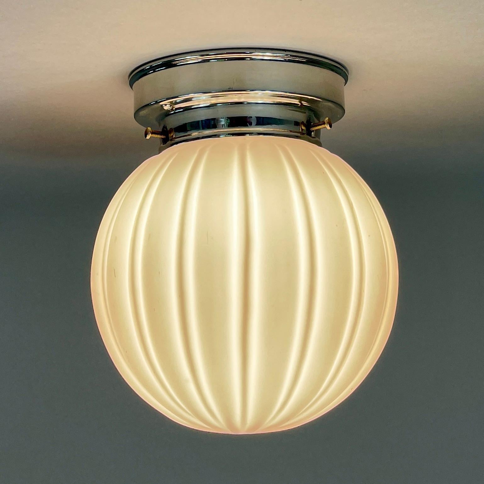 Art Decó Pale Pink Frosted Glass & Chrome Globe Flush Mount, Suecia Década de 1940 Vidrio opalino en venta