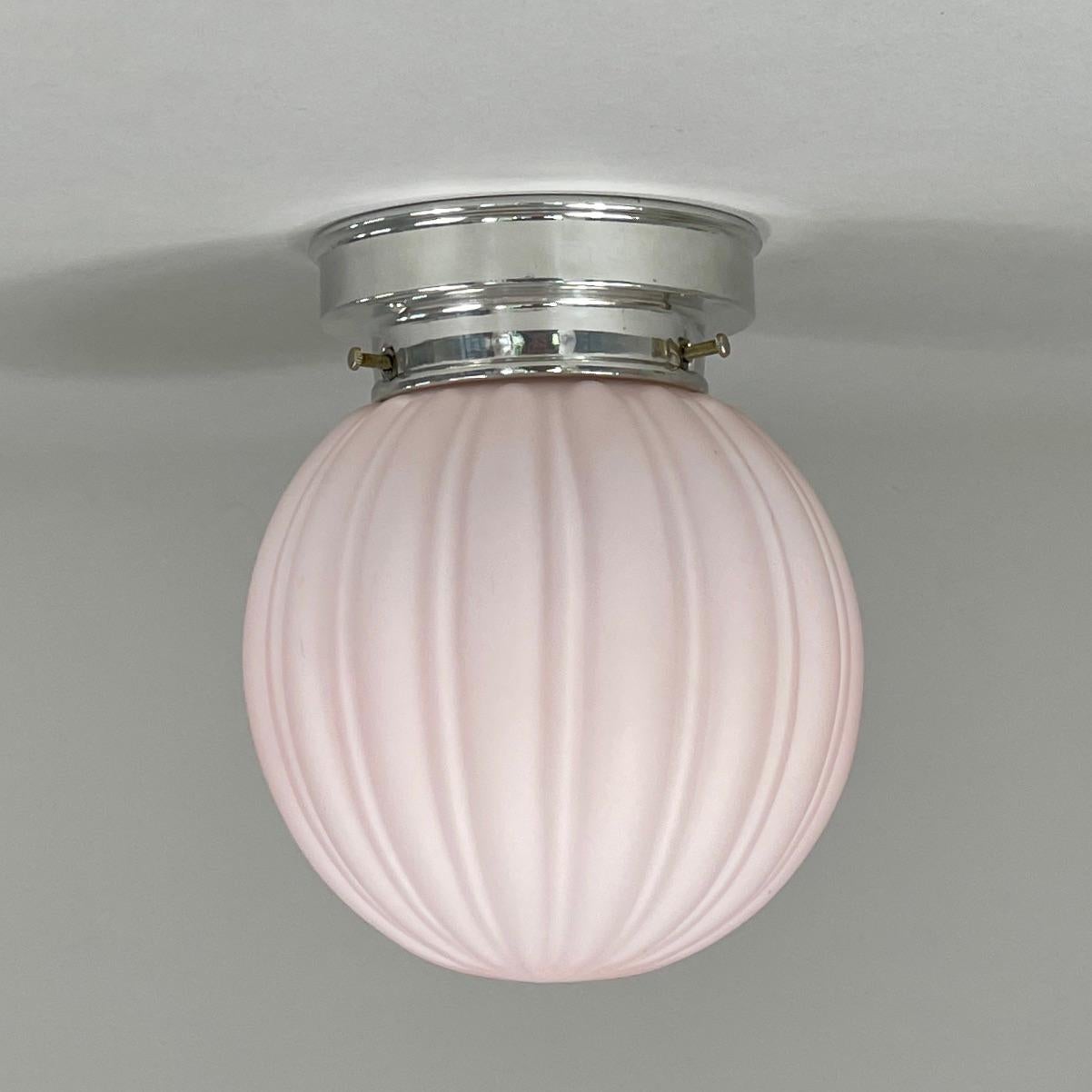 Art Decó Pale Pink Frosted Glass & Chrome Globe Flush Mount, Suecia Década de 1940 en venta 1