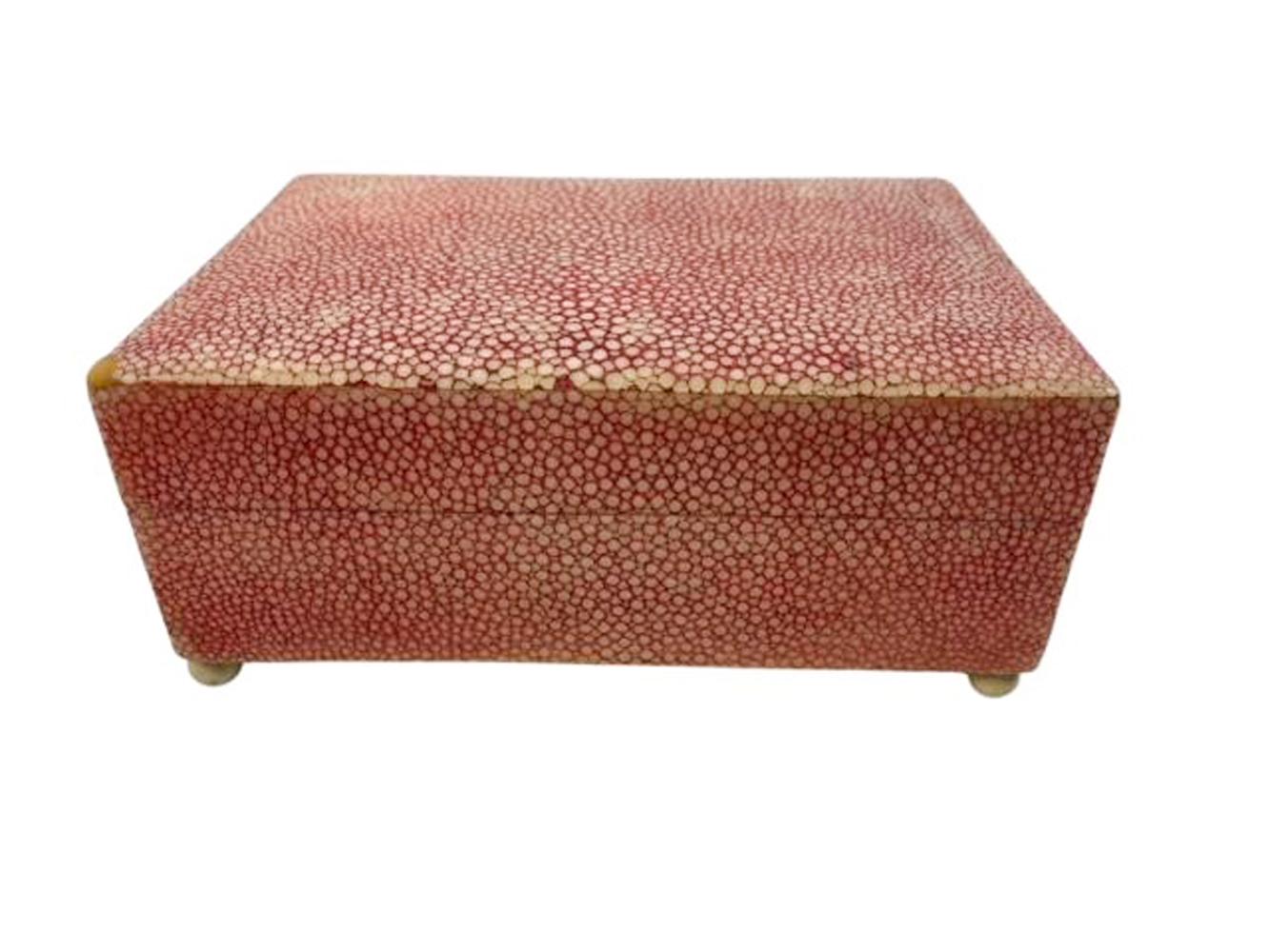 Caja Art Decó con tapa de gamuza rosa pálido sobre pies esféricos Inglés en venta