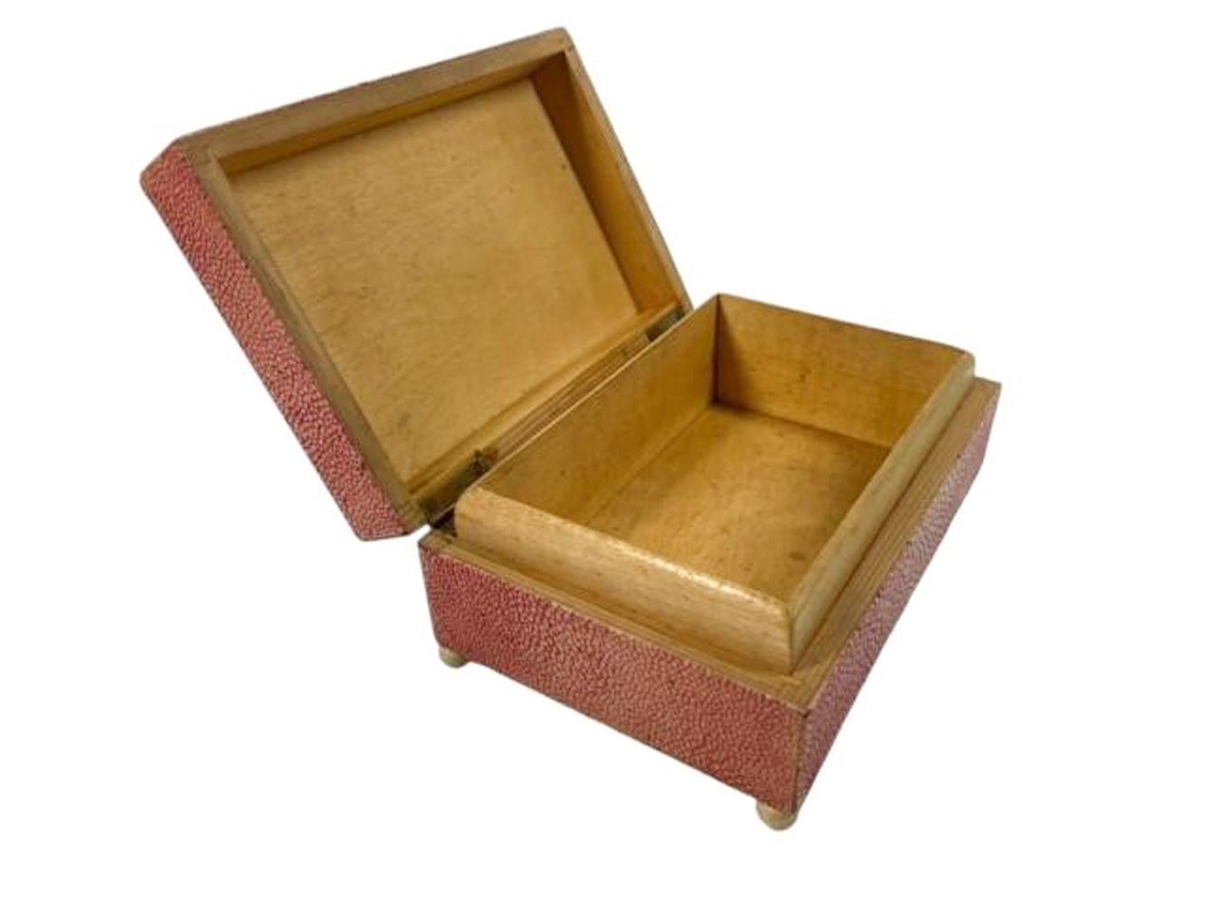 Caja Art Decó con tapa de gamuza rosa pálido sobre pies esféricos en venta 3
