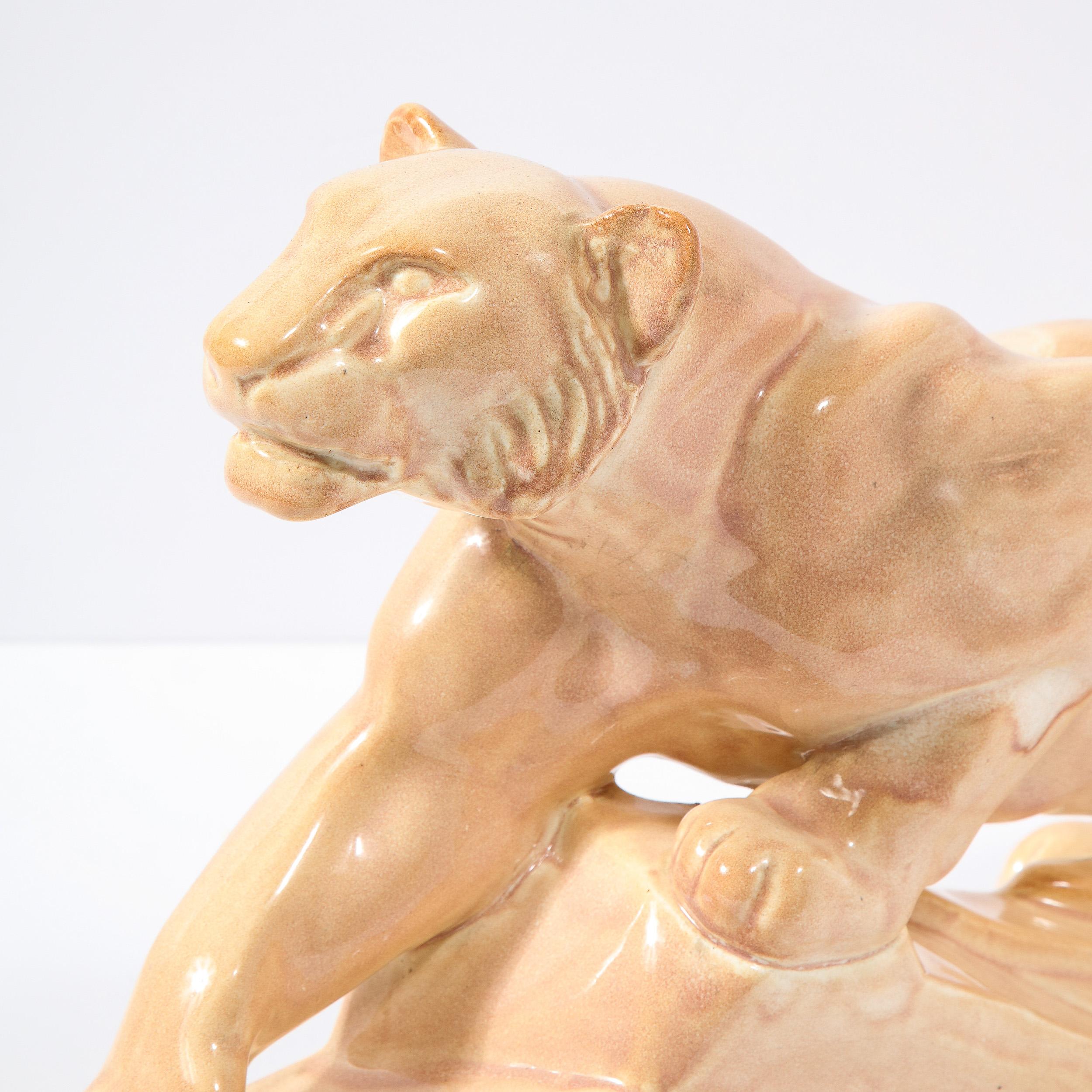 Vernissé Sculpture en céramique Art Déco en terre cuite pâle représentant un tigre cabré stylisé en vente
