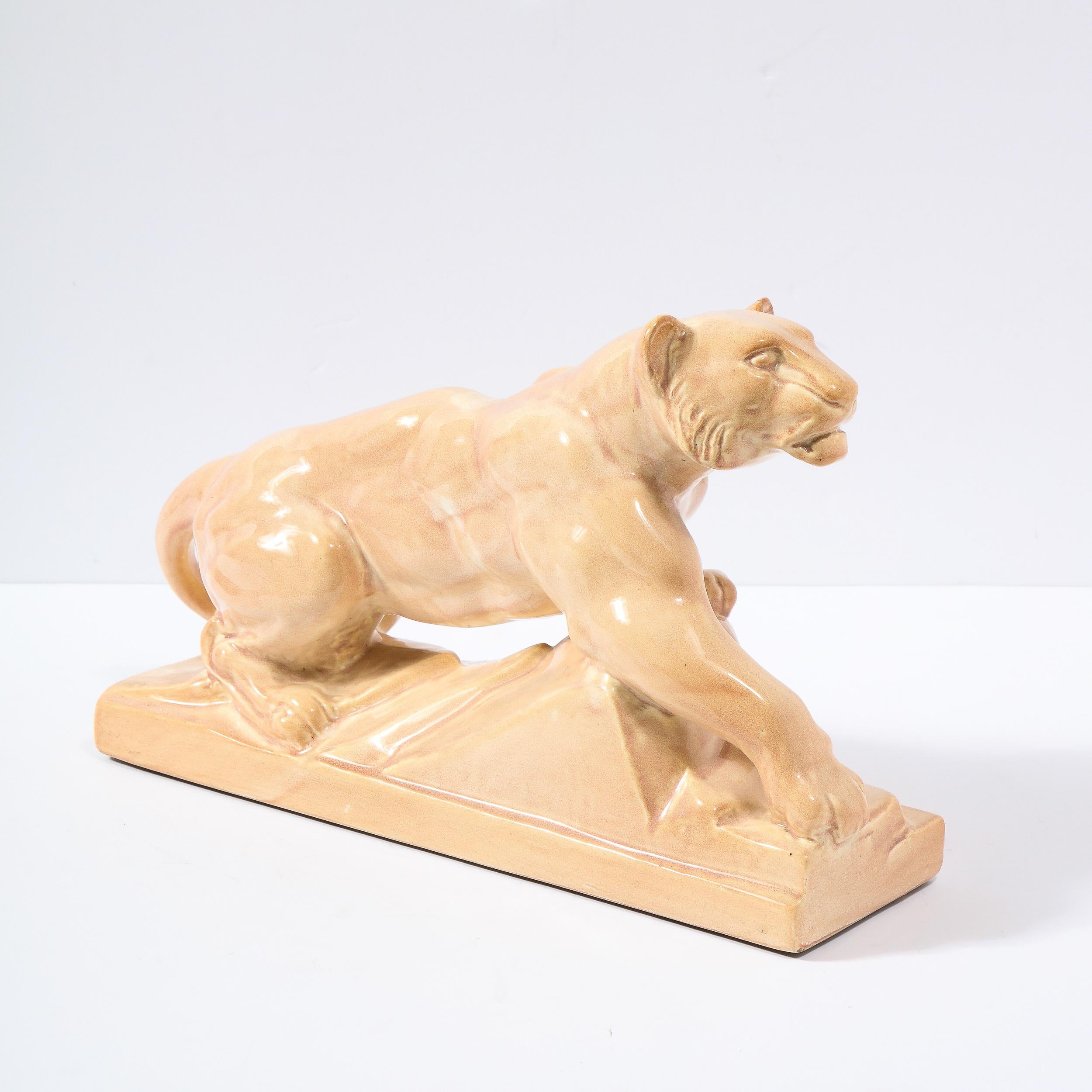 Milieu du XXe siècle Sculpture en céramique Art Déco en terre cuite pâle représentant un tigre cabré stylisé en vente