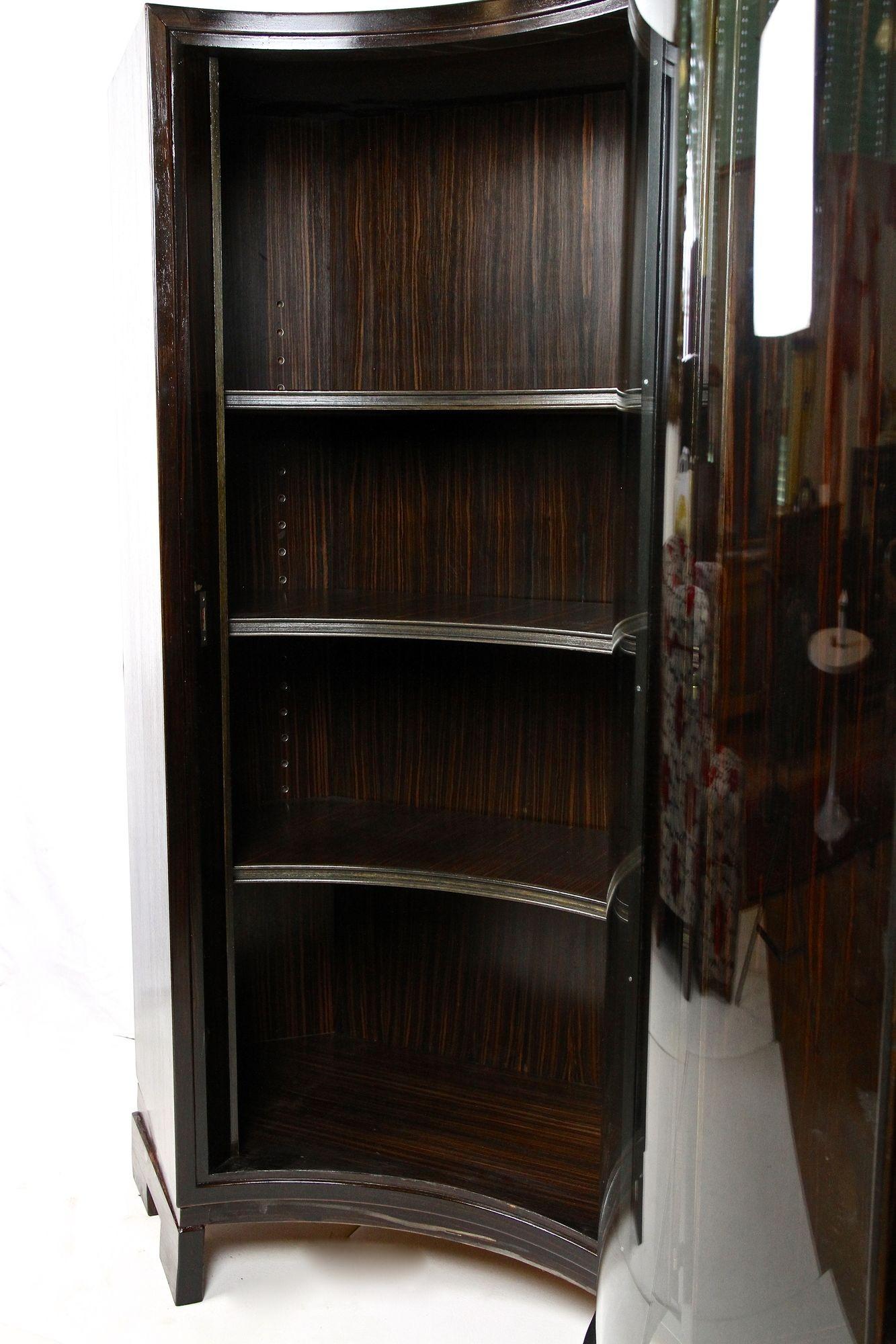 Art Deco Palisander Display Cabinet with Curved Glass Panel, France circa 1930 For Sale 5