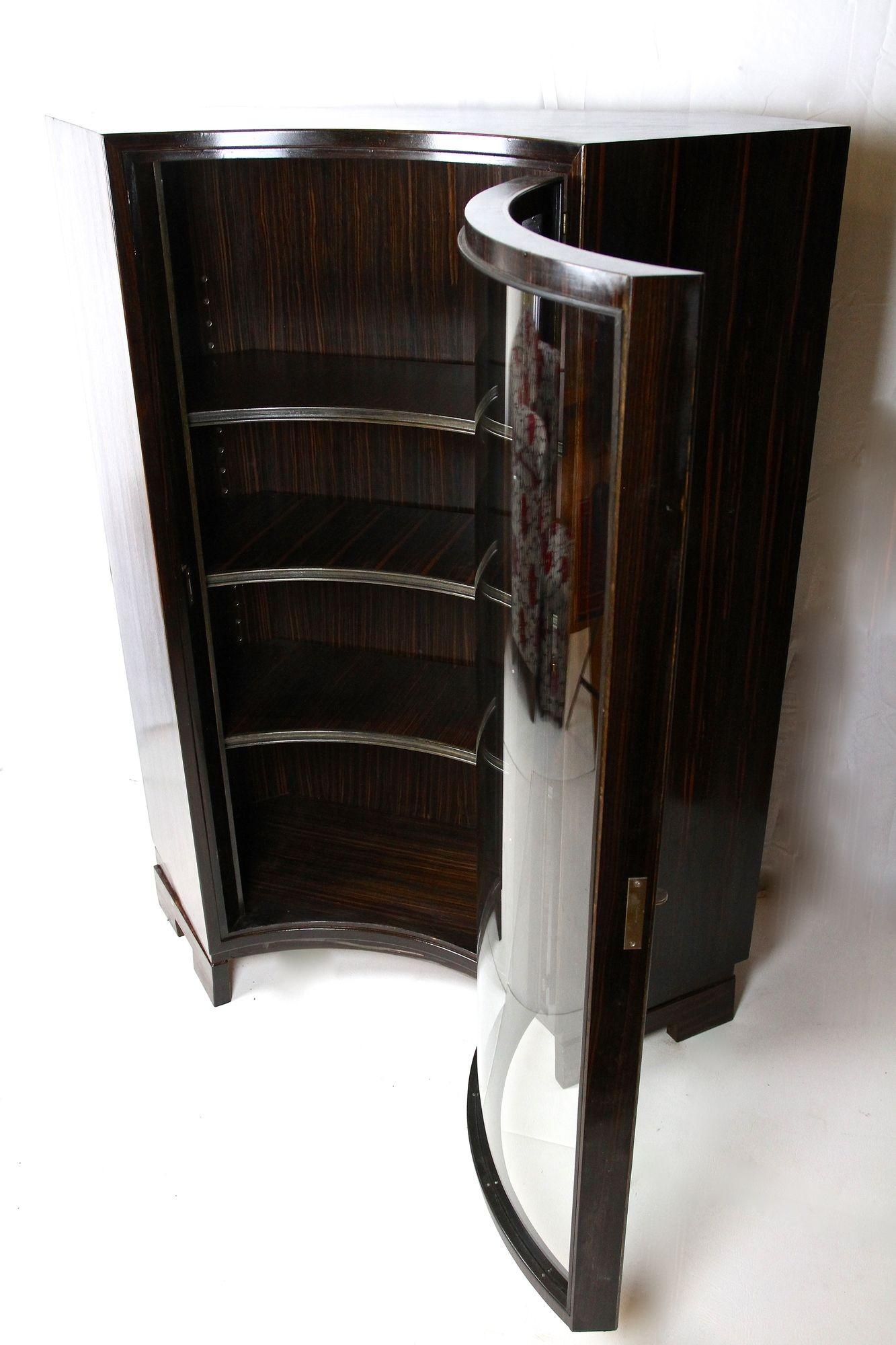 Art Deco Palisander Display Cabinet with Curved Glass Panel, France circa 1930 For Sale 6