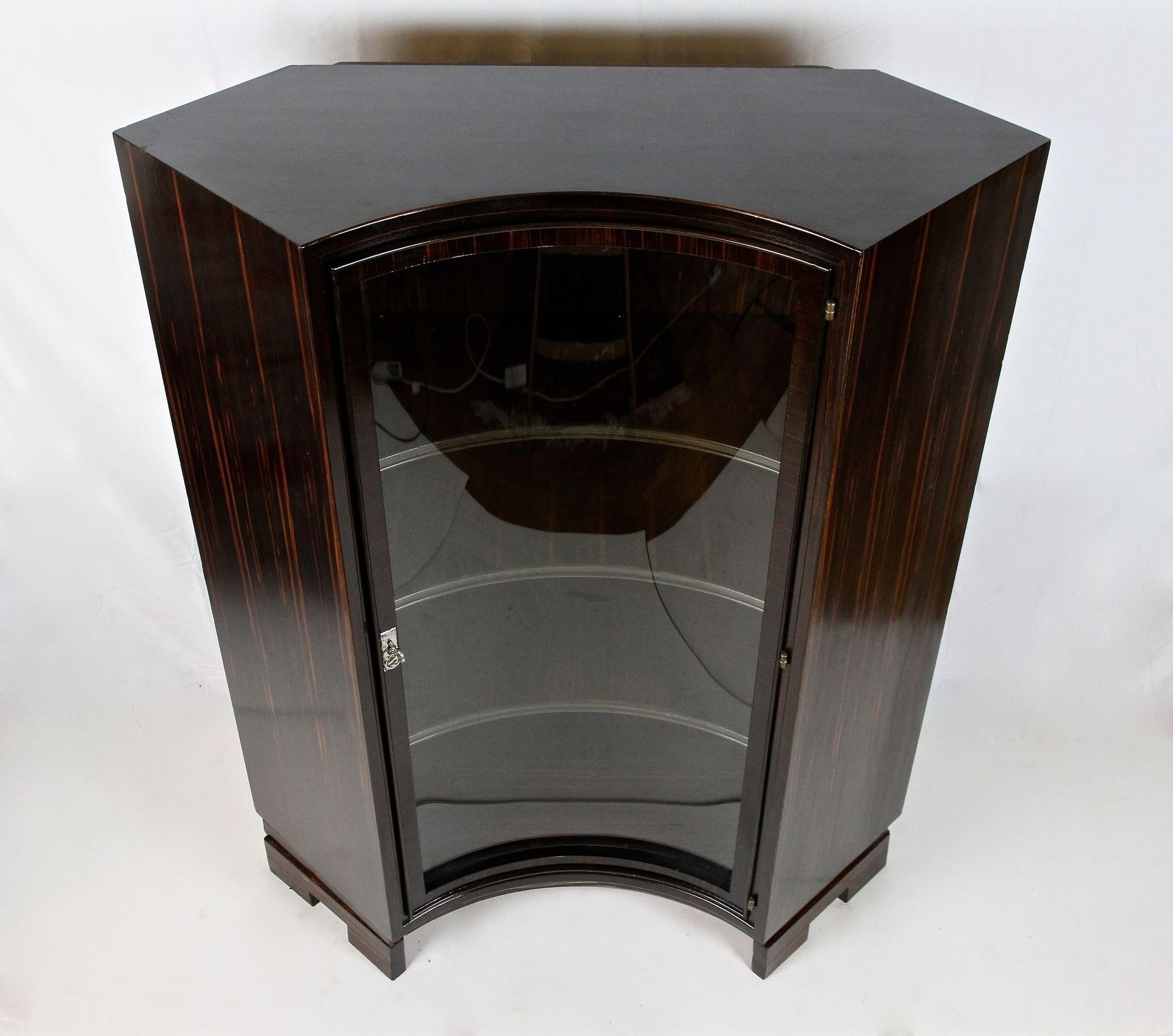 Art Deco Palisander Display Cabinet with Curved Glass Panel, France circa 1930 For Sale 8