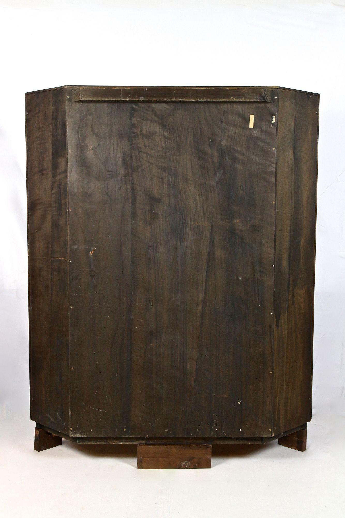 Art Deco Palisander Display Cabinet with Curved Glass Panel, France circa 1930 For Sale 12