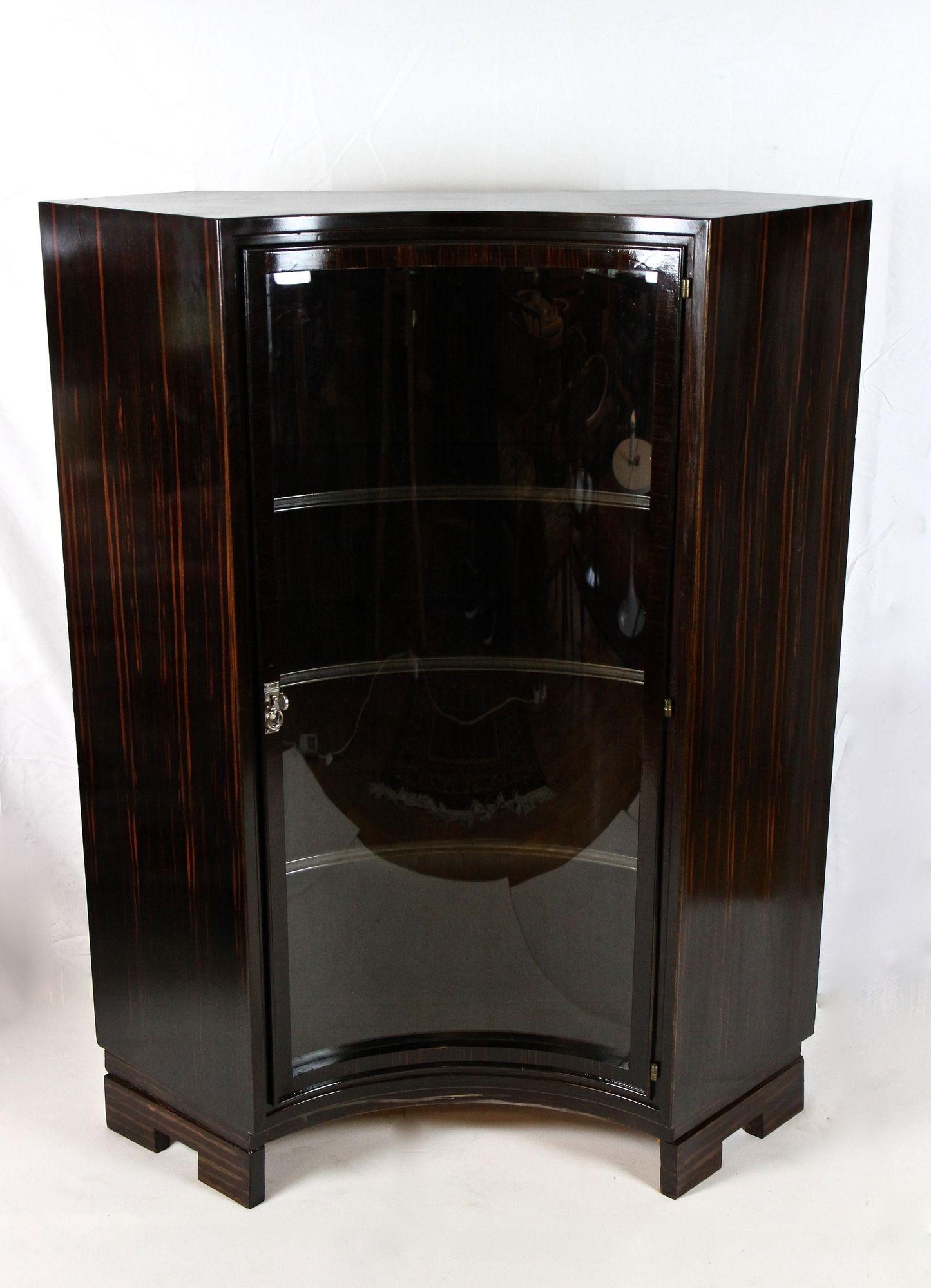 Art Deco Palisander Display Cabinet with Curved Glass Panel, France circa 1930 For Sale 14