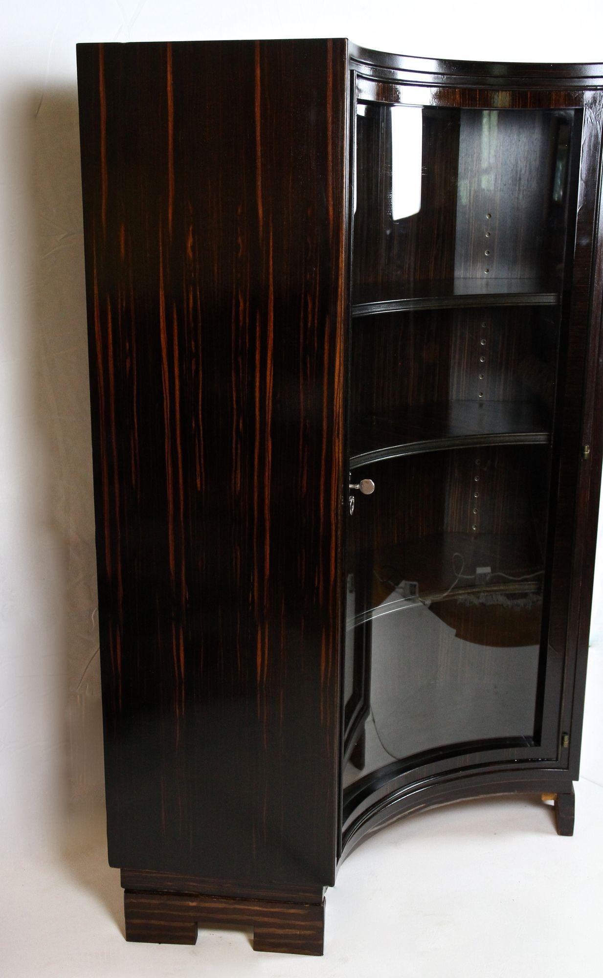 Lacquered Art Deco Palisander Display Cabinet with Curved Glass Panel, France circa 1930 For Sale