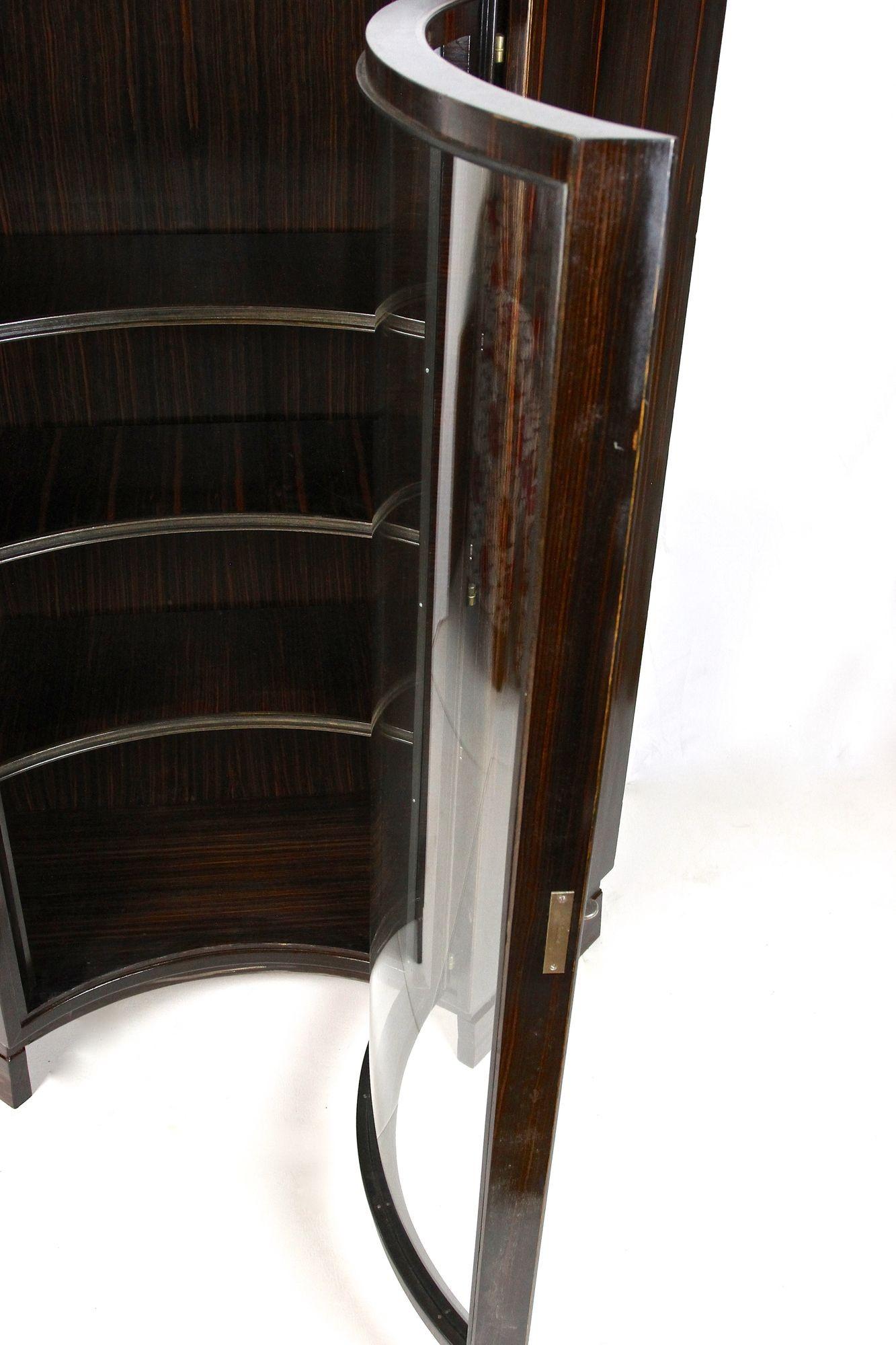 Art Deco Palisander Display Cabinet with Curved Glass Panel, France circa 1930 For Sale 2