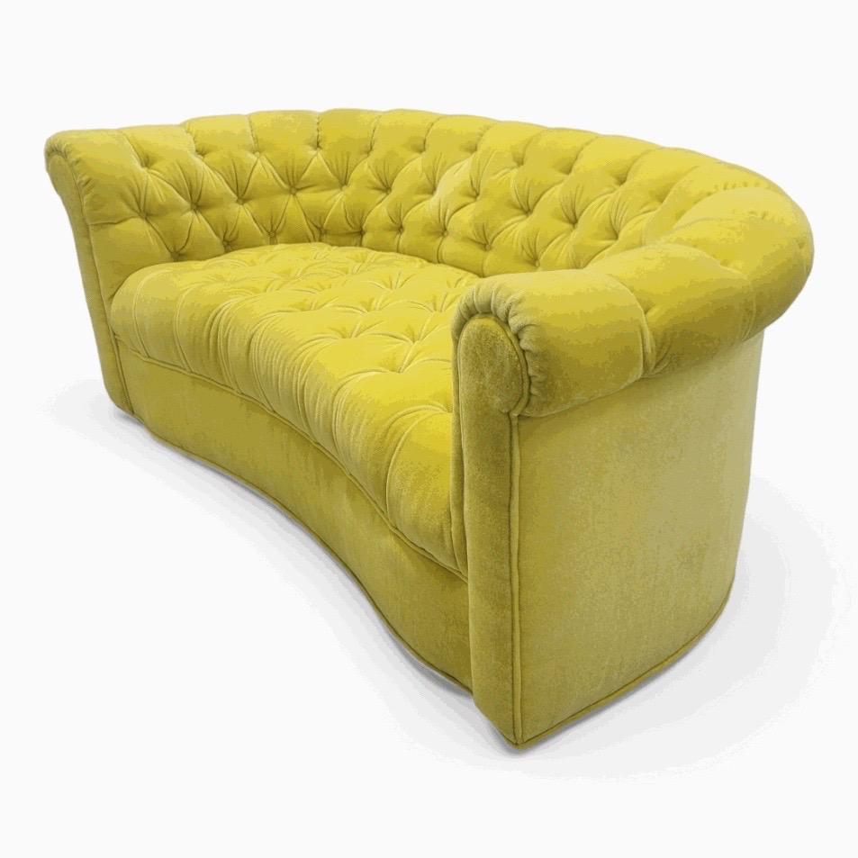  Art Deco Palm Beach Regency maßgefertigtes Mohair-Sofa „Sun Kissed Yellow“ mit geschwungenem Arm, Palm Beach (Art déco) im Angebot