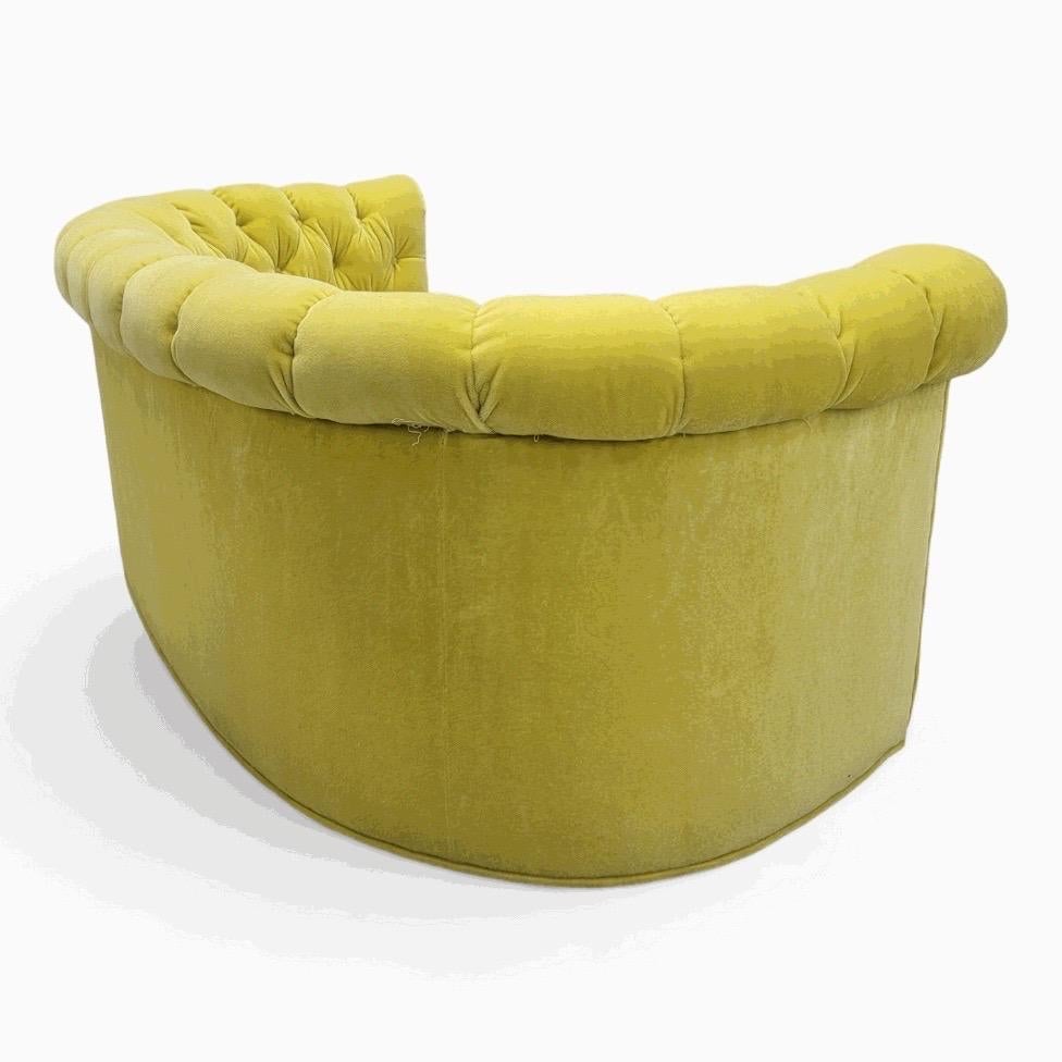  Art Deco Palm Beach Regency maßgefertigtes Mohair-Sofa „Sun Kissed Yellow“ mit geschwungenem Arm, Palm Beach (Handgefertigt) im Angebot