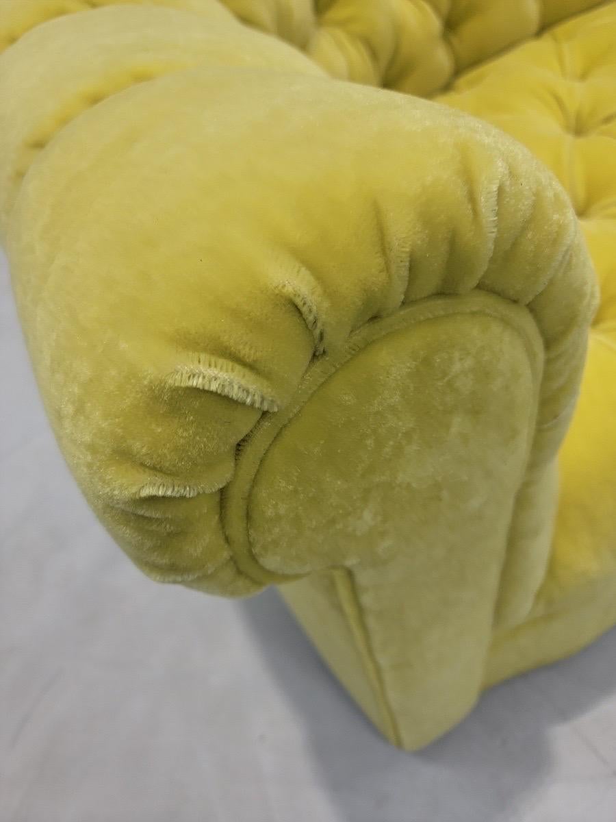  Art Deco Palm Beach Regency maßgefertigtes Mohair-Sofa „Sun Kissed Yellow“ mit geschwungenem Arm, Palm Beach im Zustand „Gut“ im Angebot in Chicago, IL