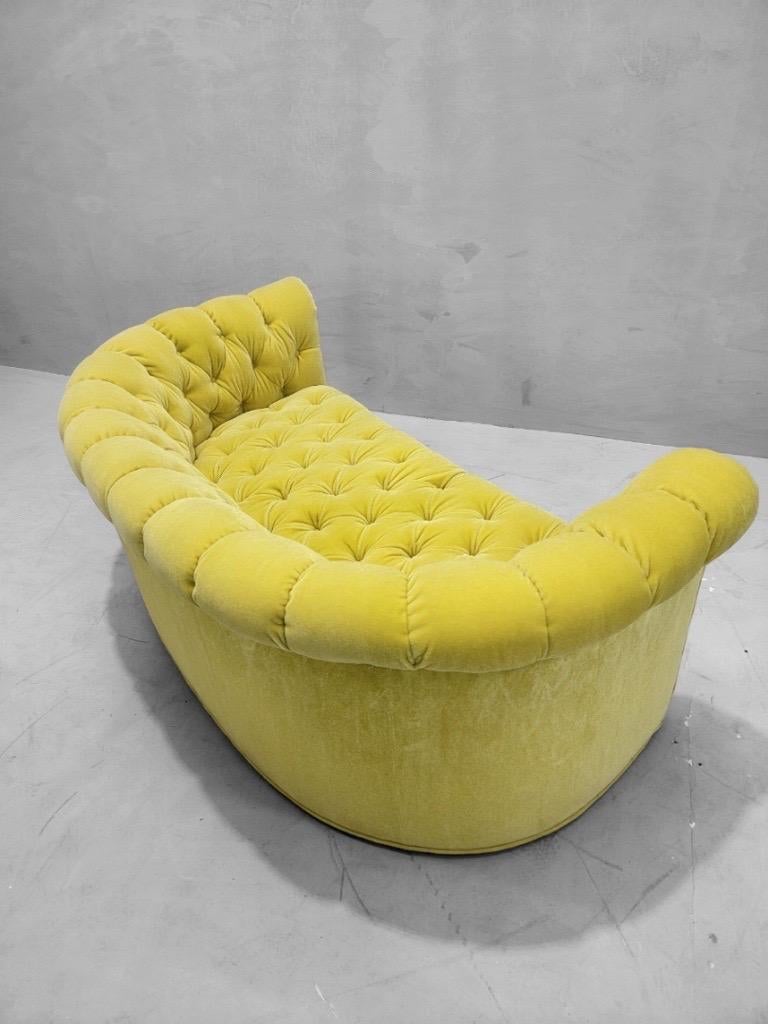  Art Deco Palm Beach Regency maßgefertigtes Mohair-Sofa „Sun Kissed Yellow“ mit geschwungenem Arm, Palm Beach (Mitte des 20. Jahrhunderts) im Angebot