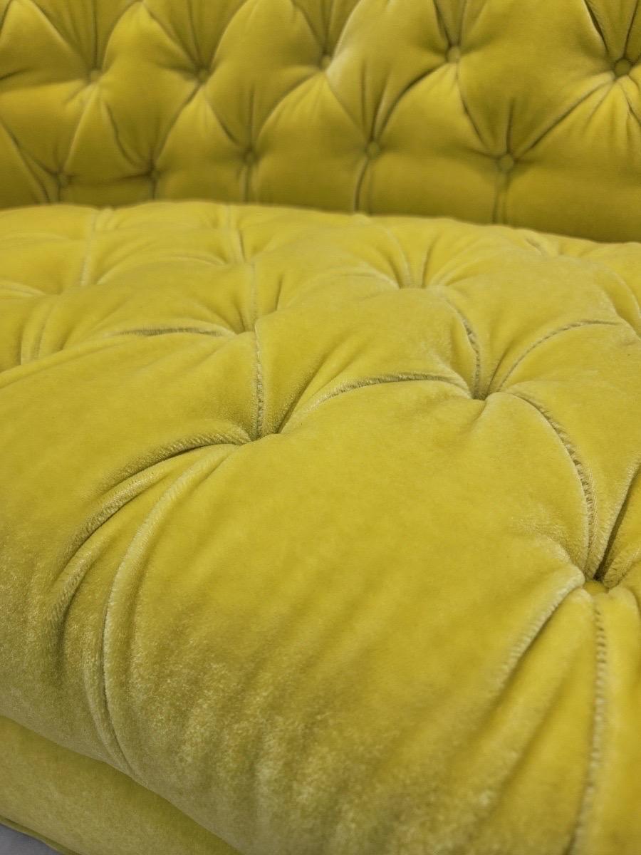  Art Deco Palm Beach Regency maßgefertigtes Mohair-Sofa „Sun Kissed Yellow“ mit geschwungenem Arm, Palm Beach (Mohairwolle) im Angebot