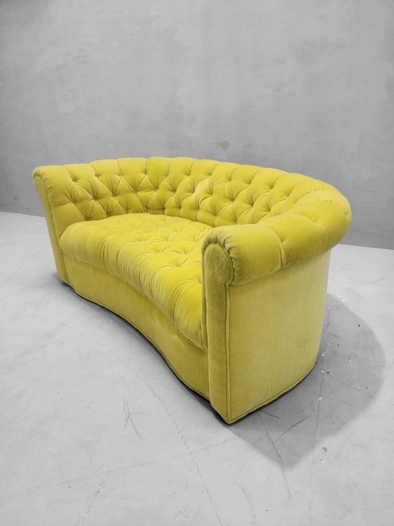  Art Deco Palm Beach Regency maßgefertigtes Mohair-Sofa „Sun Kissed Yellow“ mit geschwungenem Arm, Palm Beach im Angebot 1