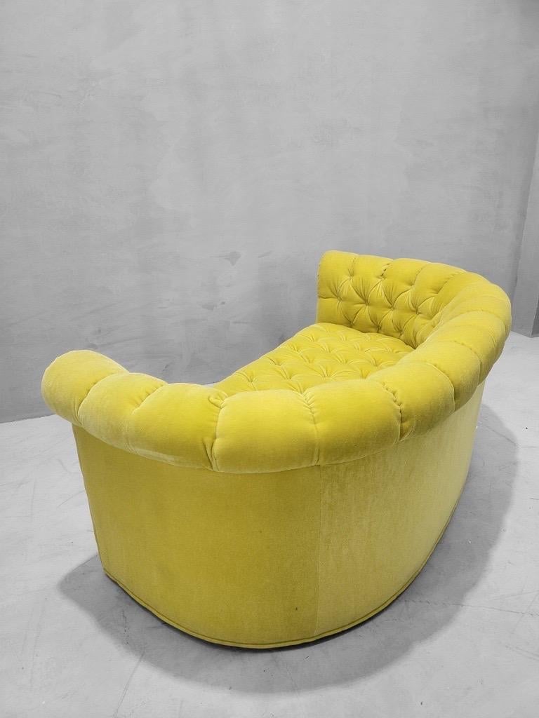  Canapé à bras incurvés en mohair Sun Kissed Yellow de style Art Déco Palm Beach Regency personnalisé en vente 2