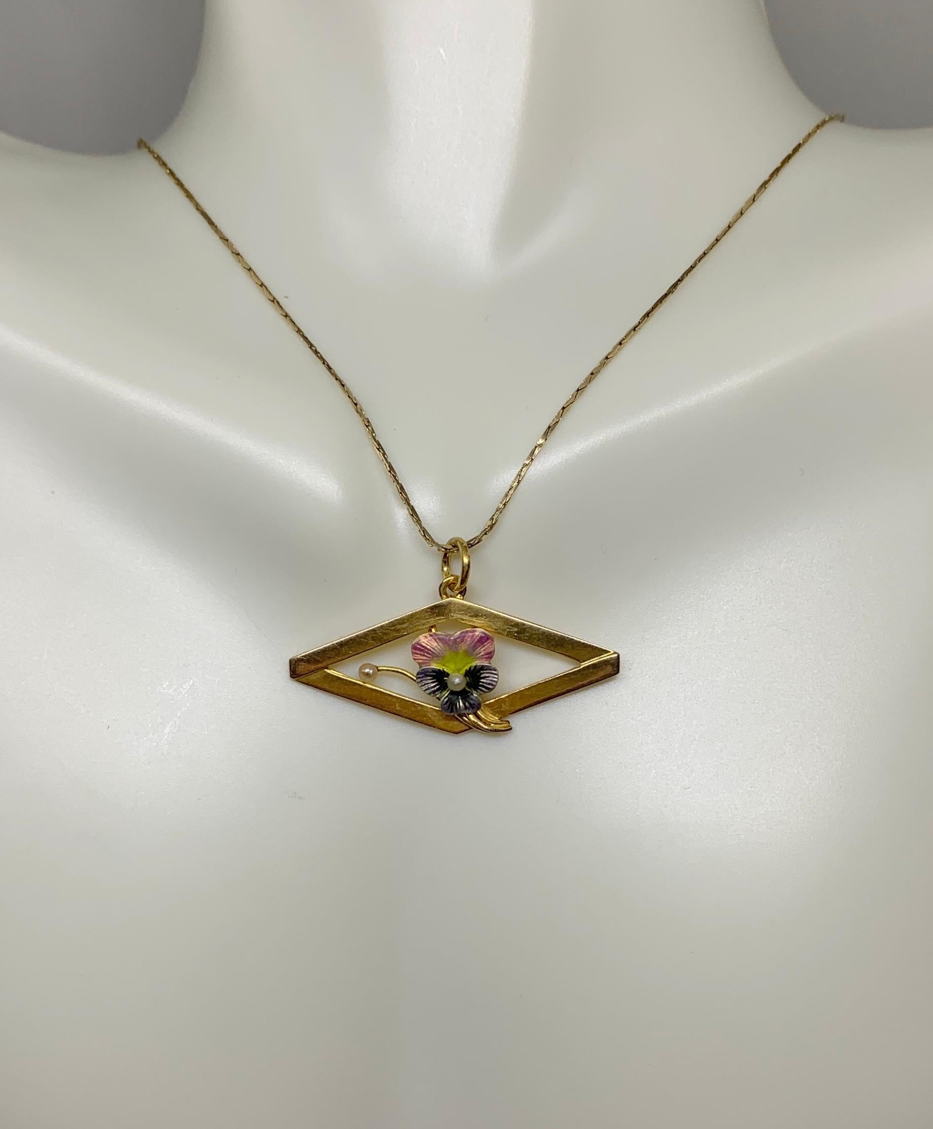 Art déco Collier pendentif art déco en forme de fleur de pensée en émail, perles et or ancien en vente