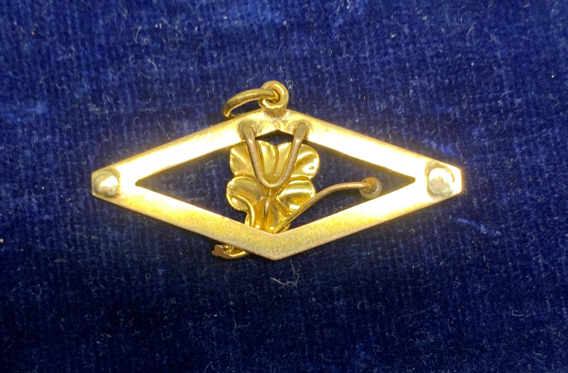 Collier pendentif art déco en forme de fleur de pensée en émail, perles et or ancien en vente 1