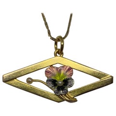 Collier pendentif art déco en forme de fleur de pensée en émail, perles et or ancien