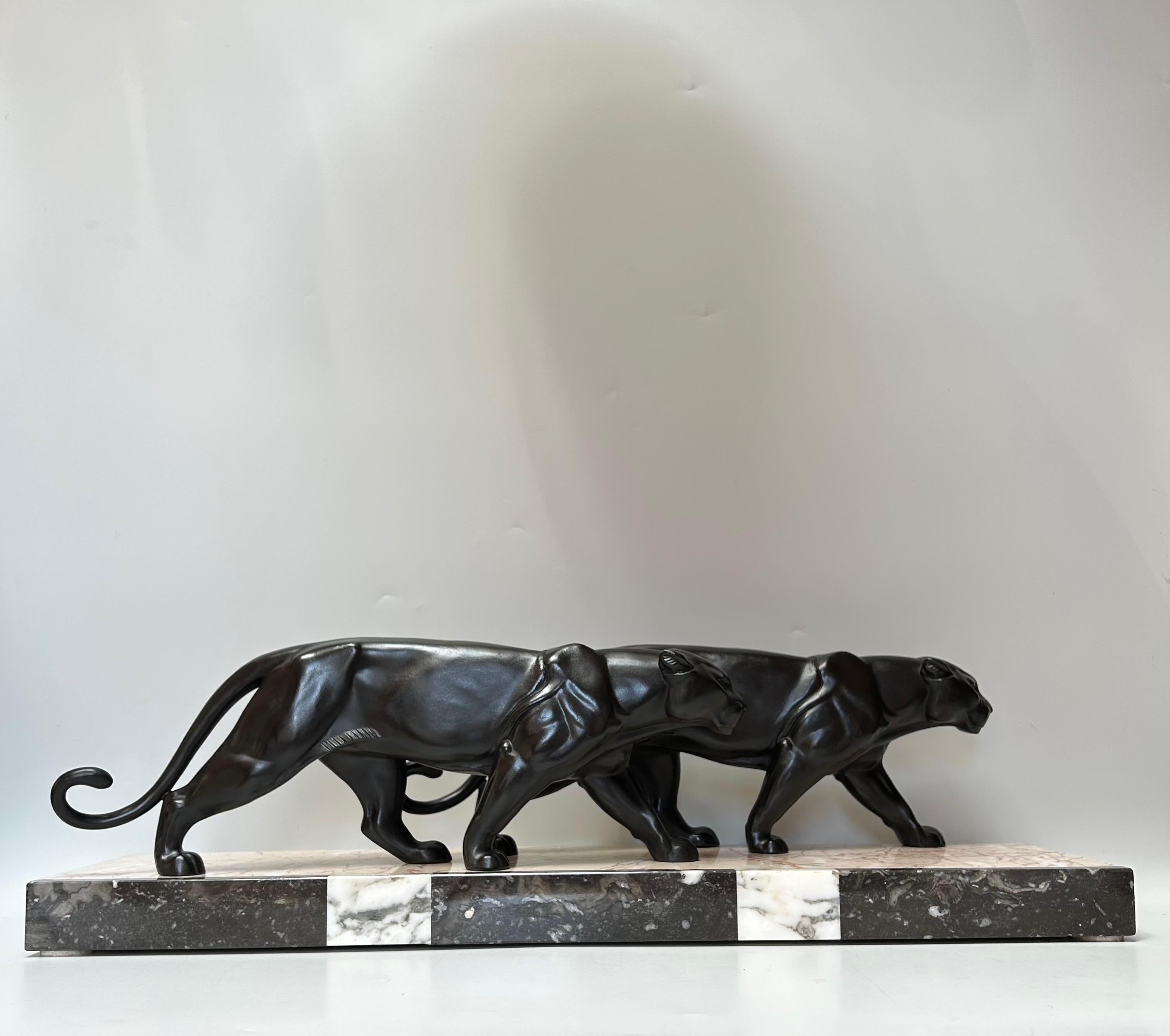 Sculpture Art déco représentant deux panthères, vers 1930, en fer forgé à patine noire. La base est en marbre.
En très bon état. 2 petits éclats sur le marbre.

Hauteur : 19 cm
Largeur : 17.5 cm
Longueur : 66,5 cm
Poids : 17.5 kg

Michel Leducq est