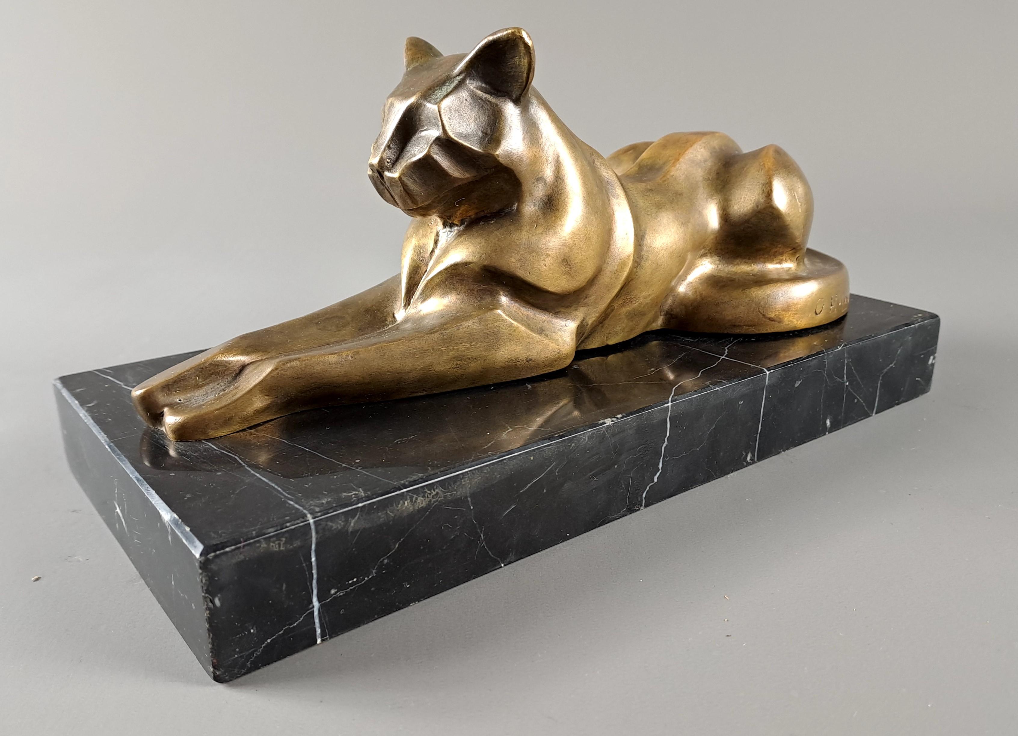 Panthère couchée art déco, stillisée, aux influences cubistes, en bronze patiné sur un socle en marbre noir de Belgique.
Signé GH LAURENT, sculpteur de l'époque art déco.
Très bon état.