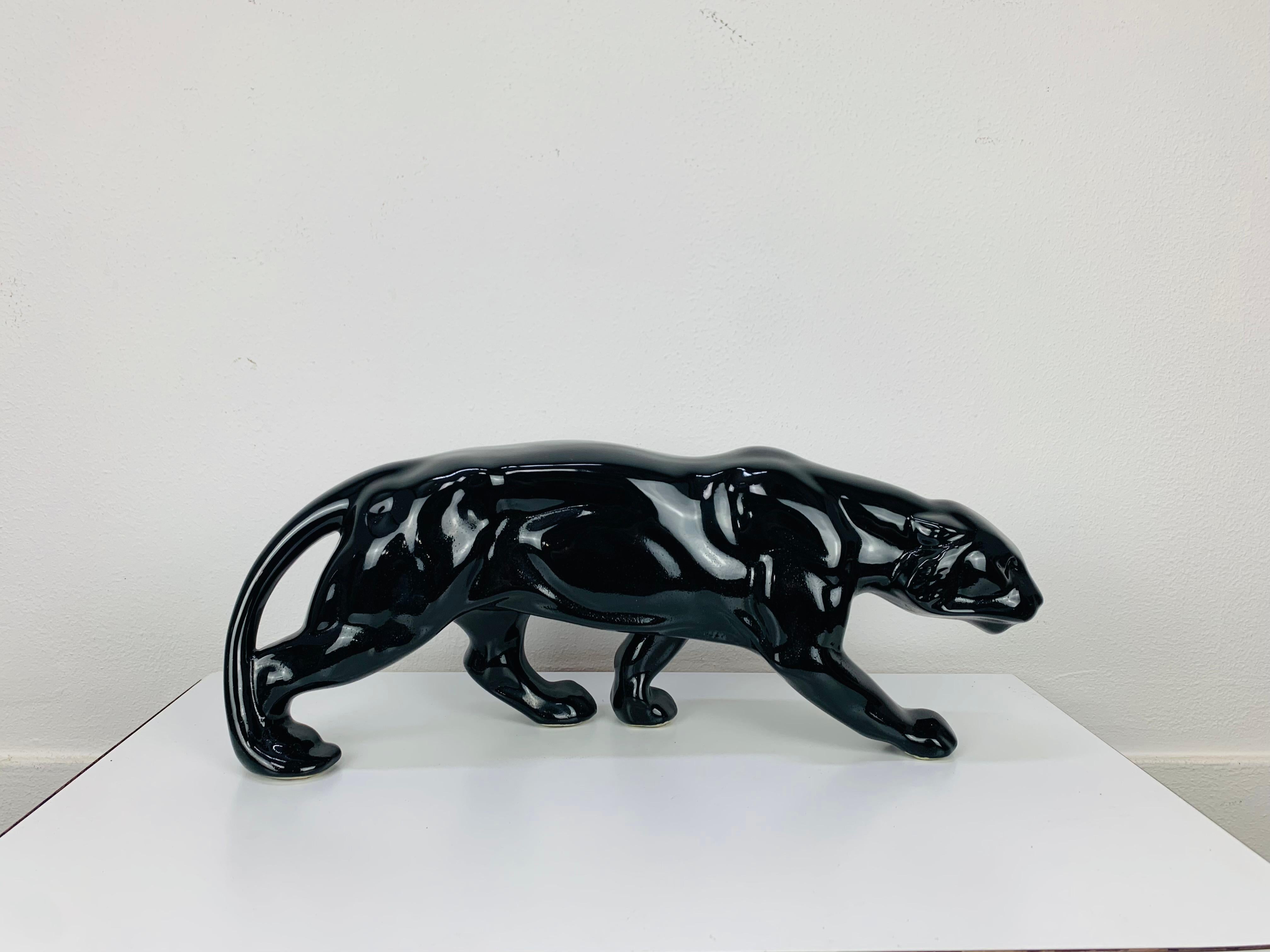 Scultura di pantera in ceramica Art Deco francese, anni '30. Smalto nero.