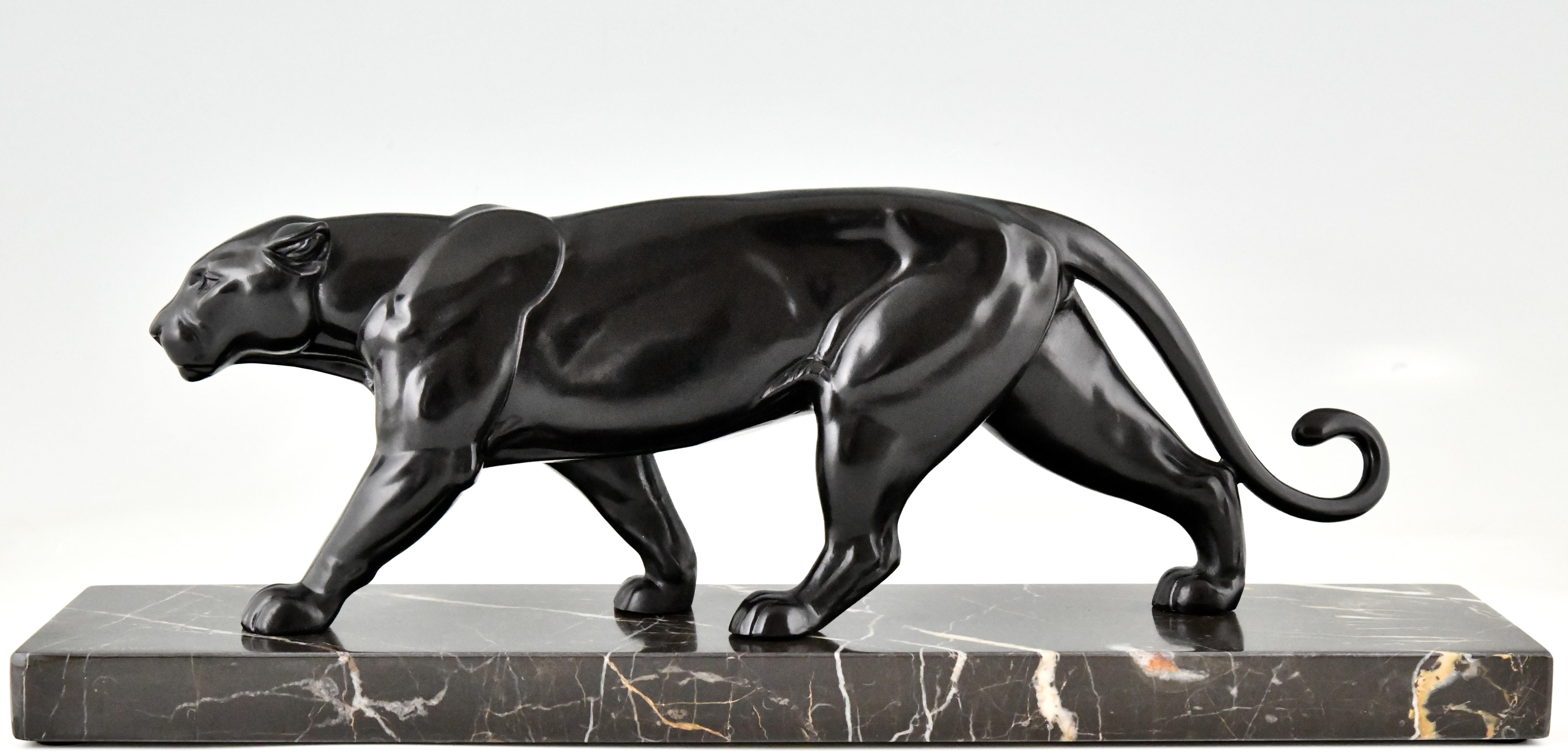 Sculpture de panthère Art déco par Alexandre Ouline,.
L'artiste a travaillé en France entre 1918 et 1940.
La sculpture est coulée en métal d'art et a une patine noire. Elle repose sur une base en marbre noir.
France ca. 1930.
La littérature
