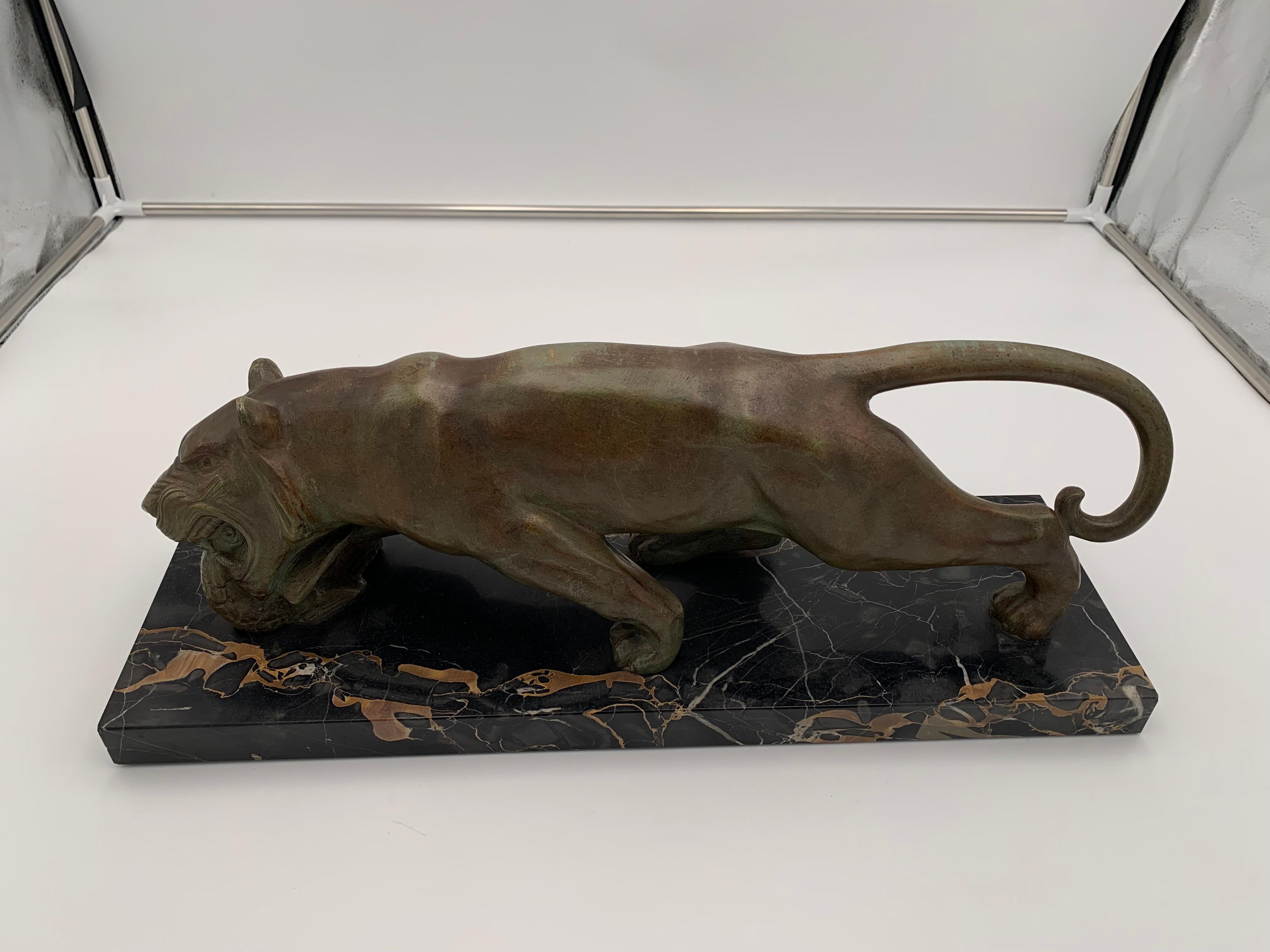 Très belle sculpture animalière Art Déco en bronze signée d'une panthère mangeuse de France vers 1930.

Signé : 