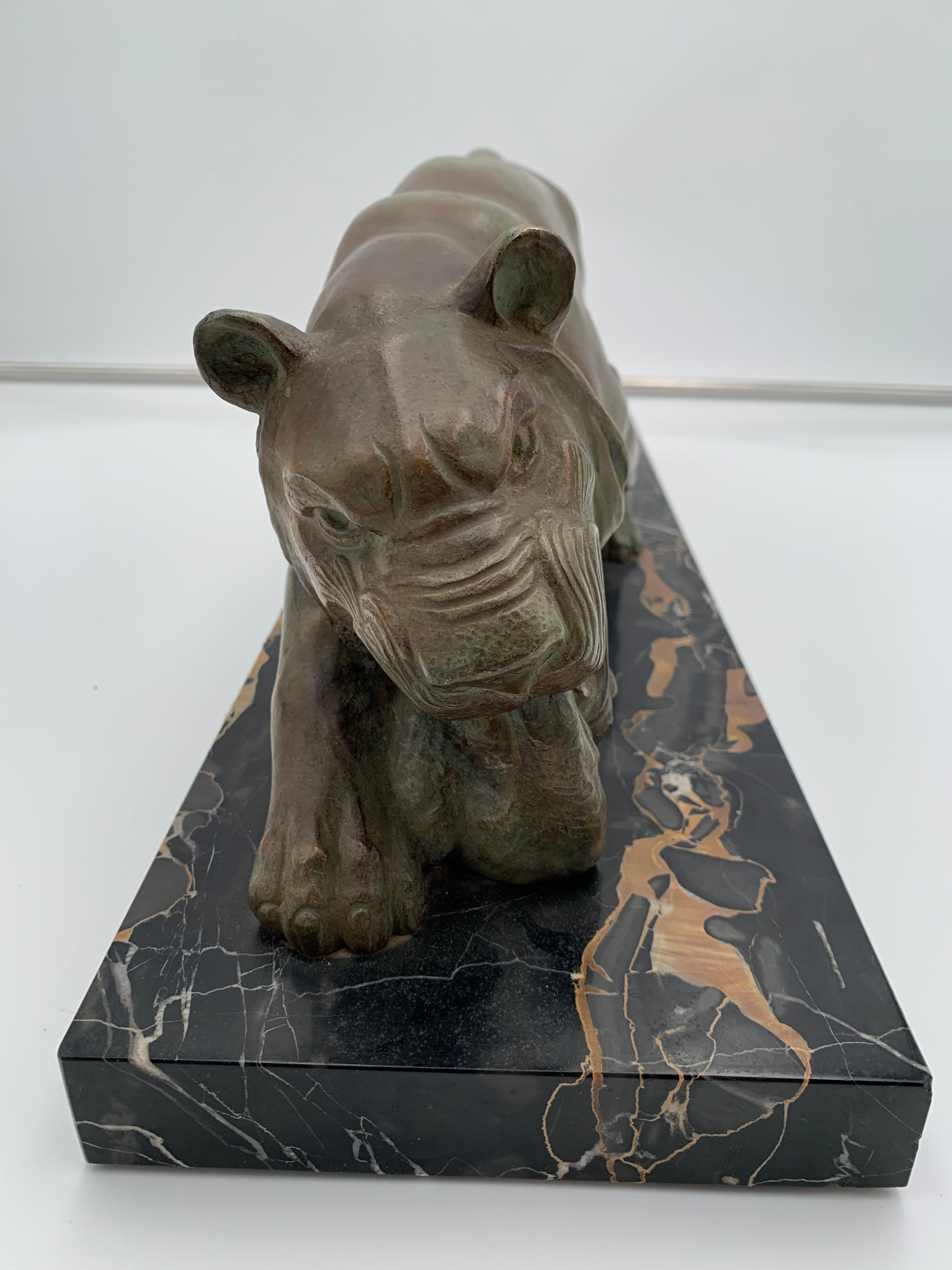 Milieu du XXe siècle Sculpture Art Déco Panthère par Emile Grégoire, Bronze, Marbre, France circa 1930 en vente