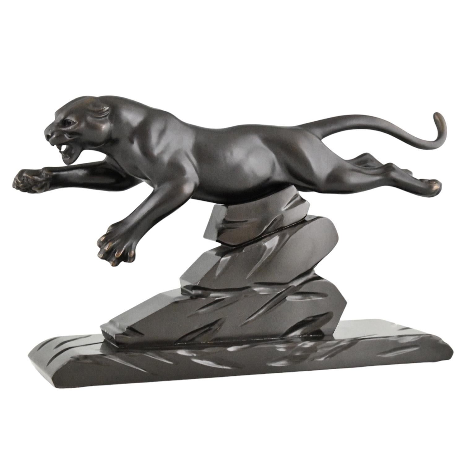 Art Deco panther sculpture signed by H. Gual. 
Patinated Art Metal on a hand carved Belgian Black marble base. 
France 1930. 