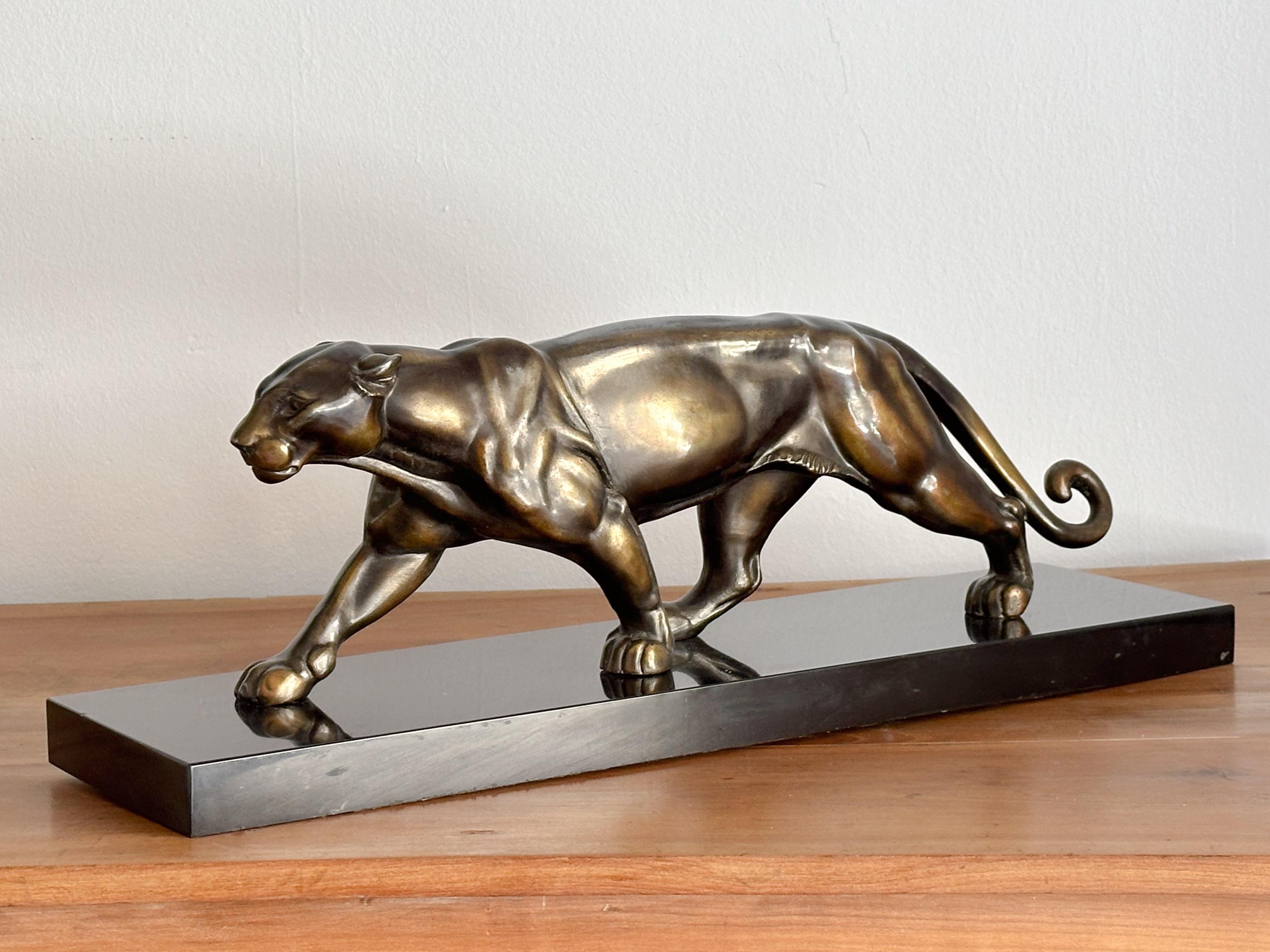 Art deco panther sculpture in patinated metal based on a plate of Belgian marble. 
Made in France Ca, 1930. Signed by Online (Alexandre Online)

It is in good condition, with wear on the patina and some small chips on the plate.