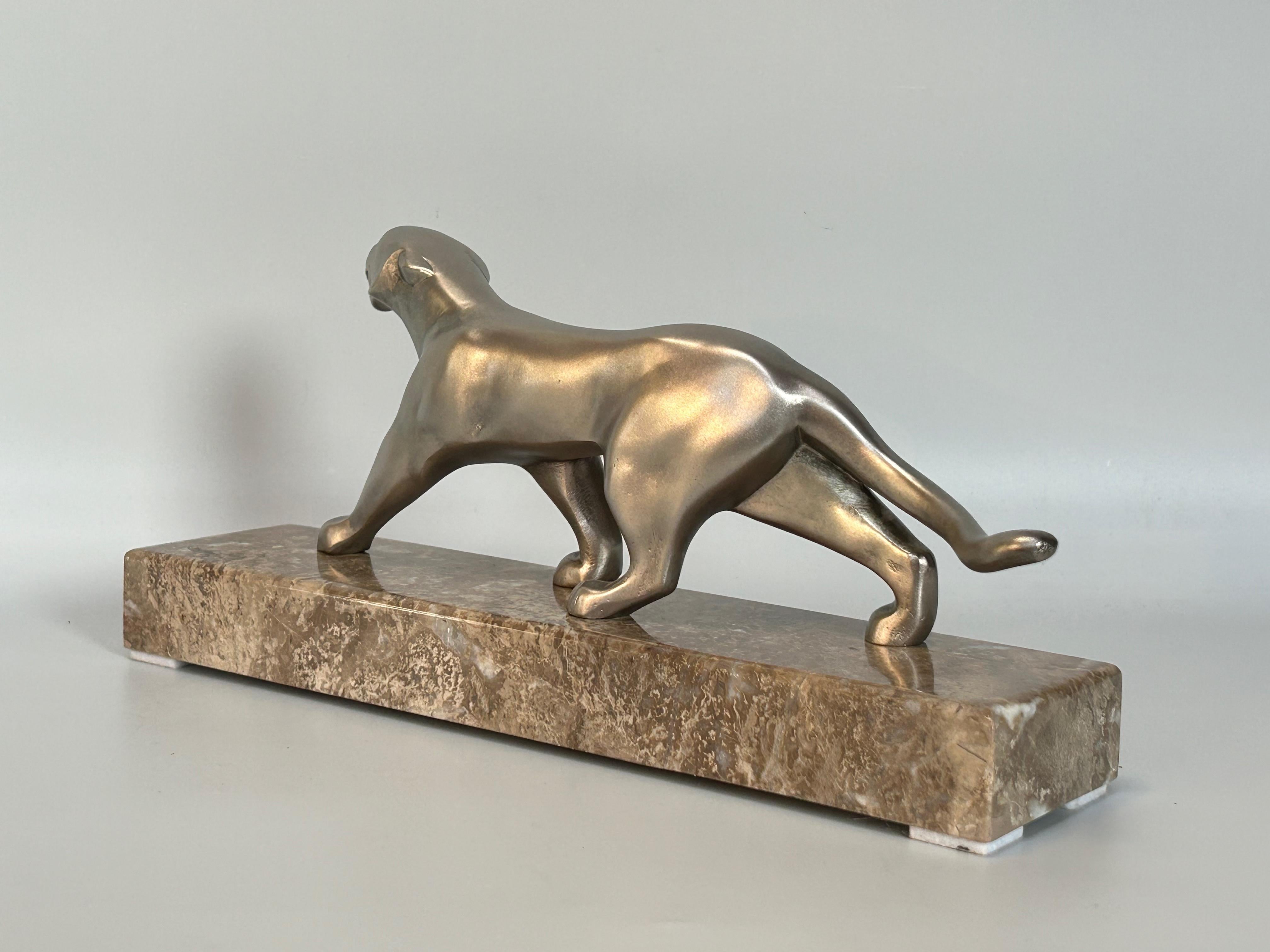 Français Sculpture de panthère Art déco en bronze argenté de Michel Decoux