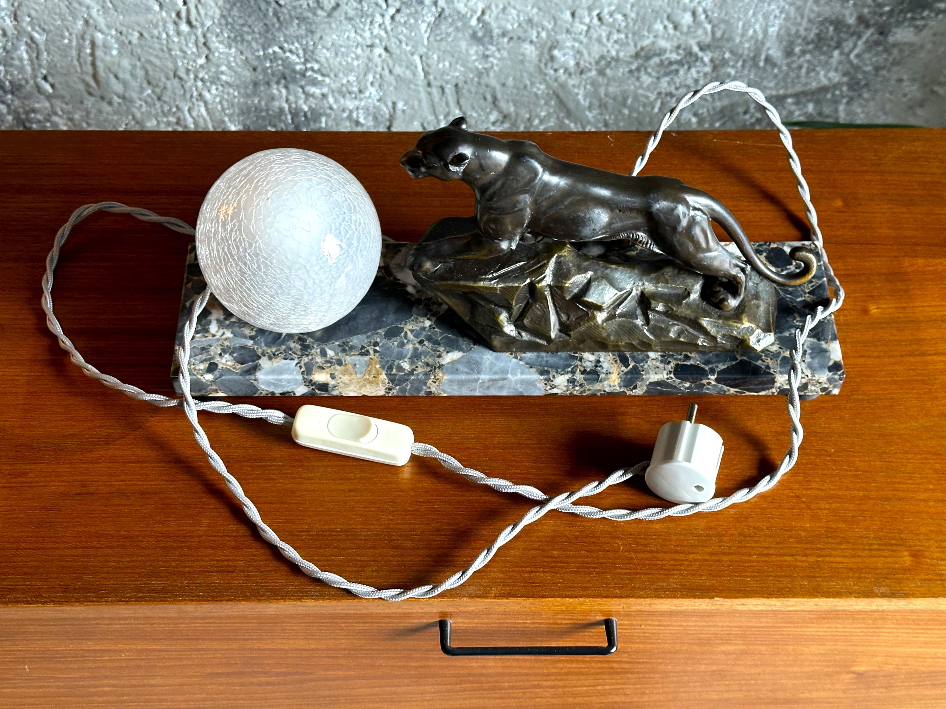 Panther-Skulptur auf Marmor-Tisch-Schreibtischlampe, Art déco, Frankreich 1935 im Angebot 11