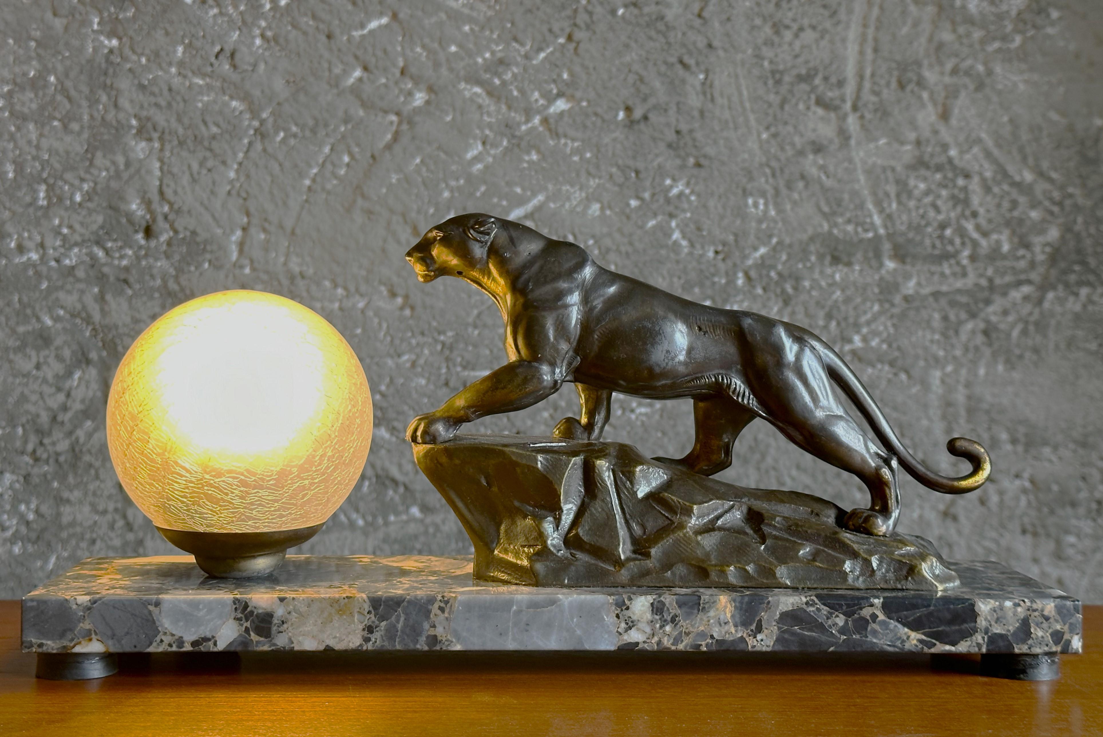Art Deco Panther Sculpture on Marble Table Desk Lamp, France 1935 In Good Condition For Sale In Saarbruecken, DE