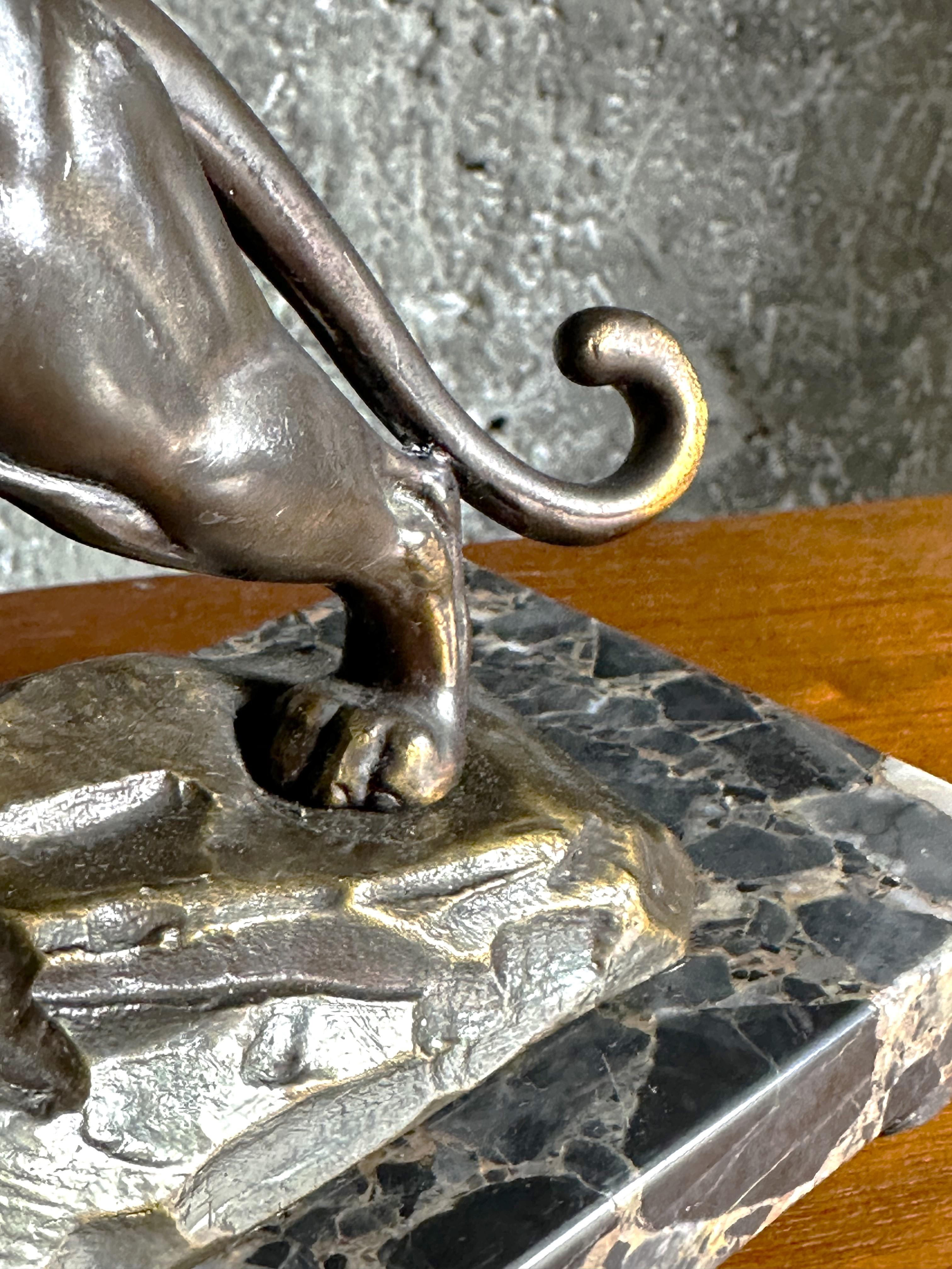 Panther-Skulptur auf Marmor-Tisch-Schreibtischlampe, Art déco, Frankreich 1935 im Angebot 2