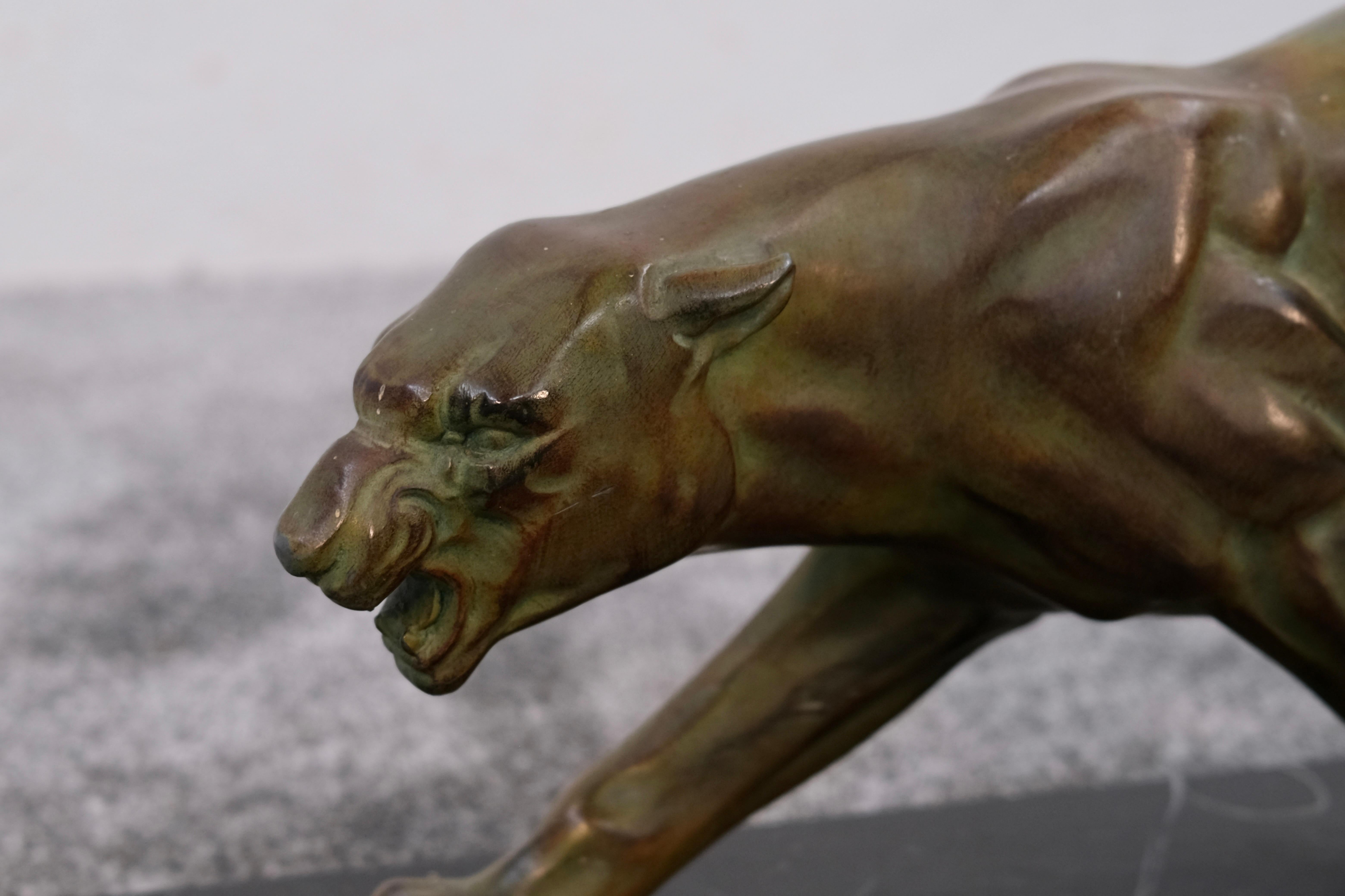 Francese Art Deco Panther Sculpture on Stepped Marble Base, France 1930s in vendita
