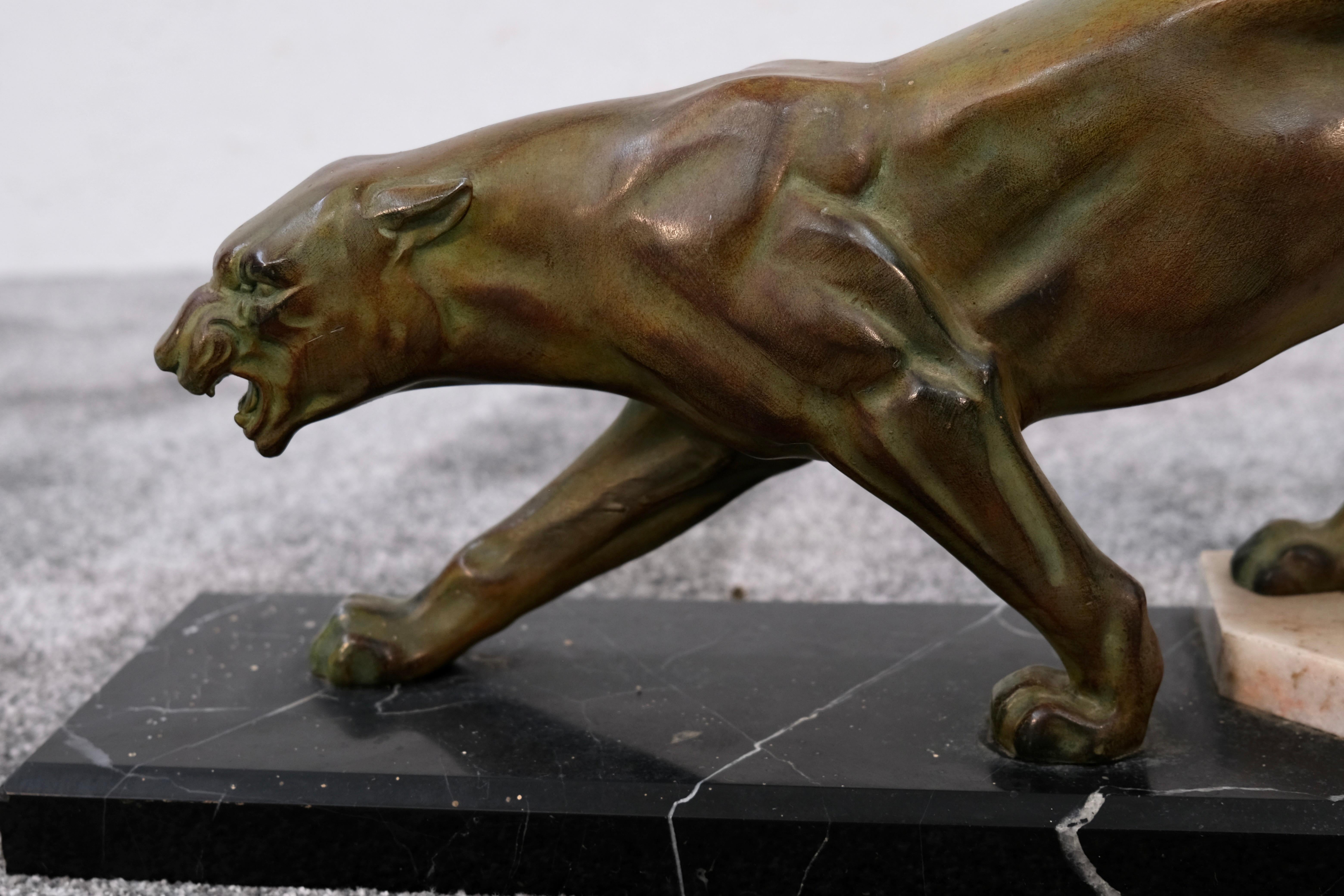 Metà XX secolo Art Deco Panther Sculpture on Stepped Marble Base, France 1930s in vendita
