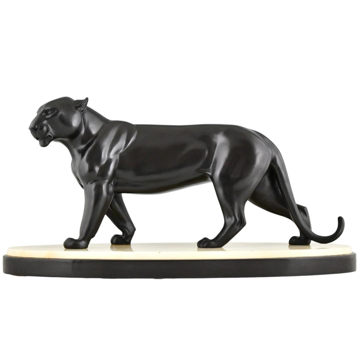 Diese beeindruckende Art-Déco-Panther-Skulptur der bekannten französischen Bildhauerin Irenée Rochard fängt die Kraft und Anmut der tierischen Form perfekt ein. Er wurde um 1930 aus Kunstmetall mit tiefschwarzer Patina gefertigt und ruht auf einem