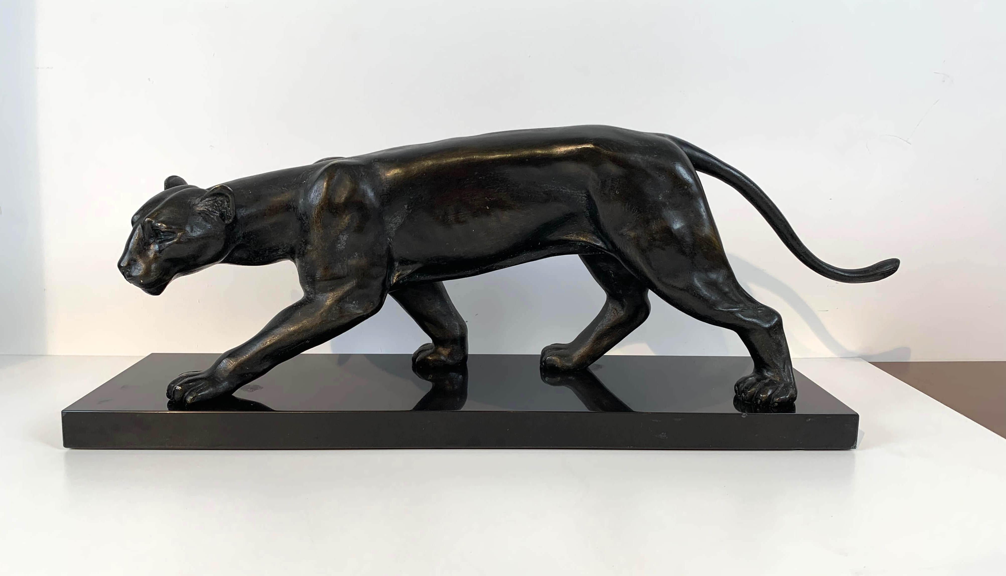 Très belle sculpture Art Déco en bronze représentant une panthère marchante, signée par Jean Martel, provenant de France vers 1930.

Lourde fonte de bronze, magnifiquement patinée et montée sur une base rectangulaire en marbre noir.

Signé au