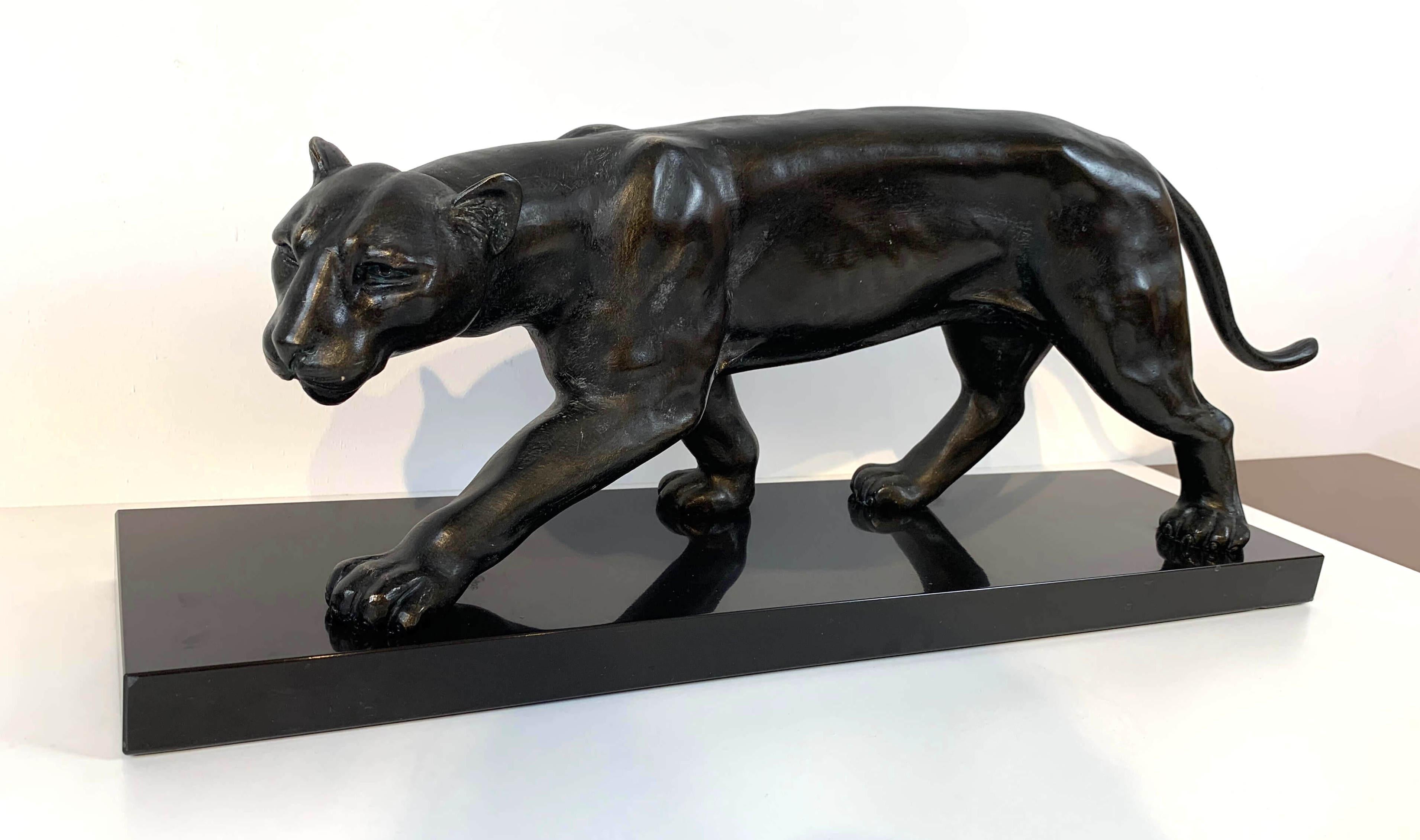 Français Sculpture de panthère Art déco, signée Jean Martel, bronze, marbre, France ca. 1930