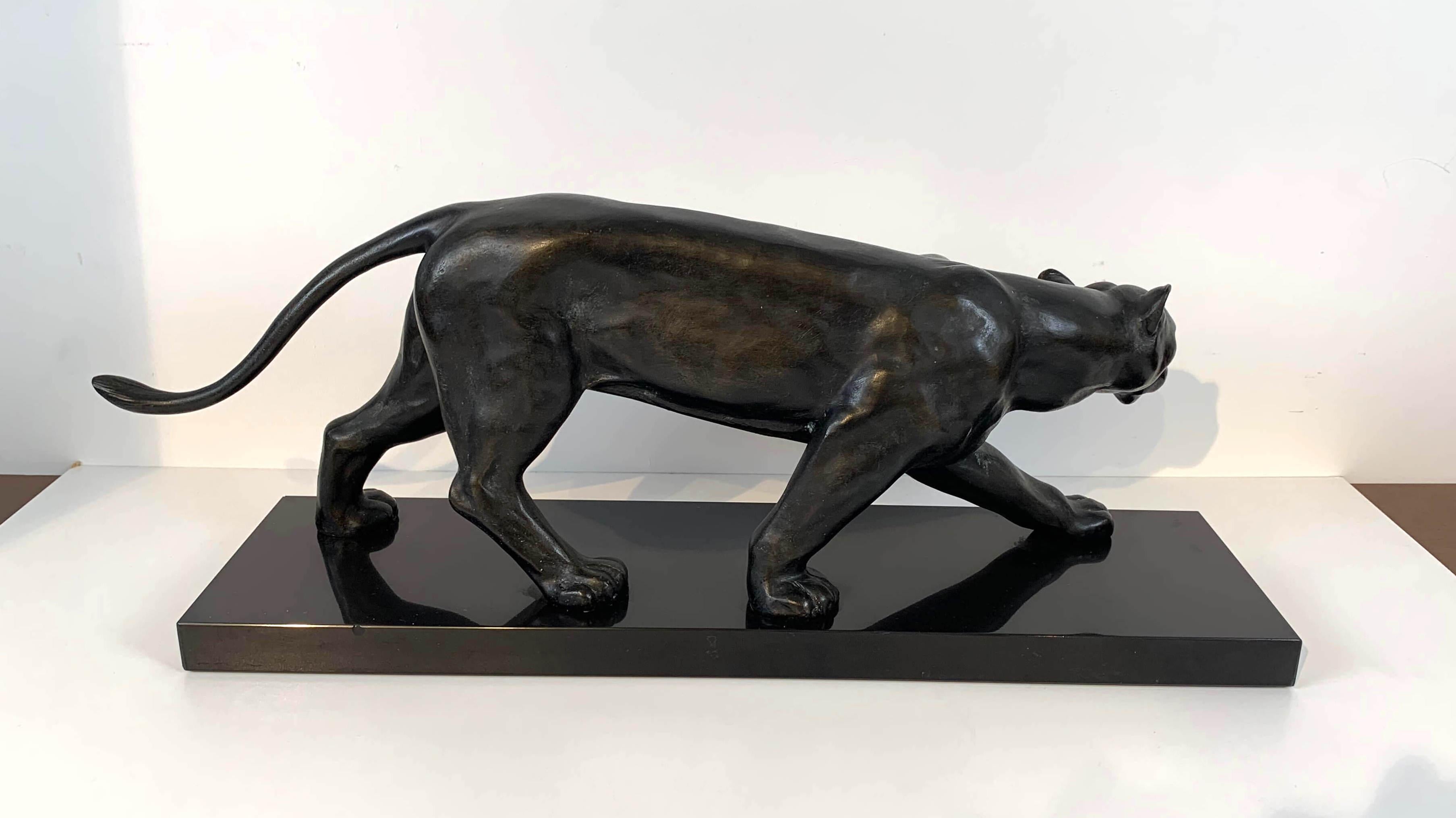 Sculpture de panthère Art déco, signée Jean Martel, bronze, marbre, France ca. 1930 Bon état à Regensburg, DE