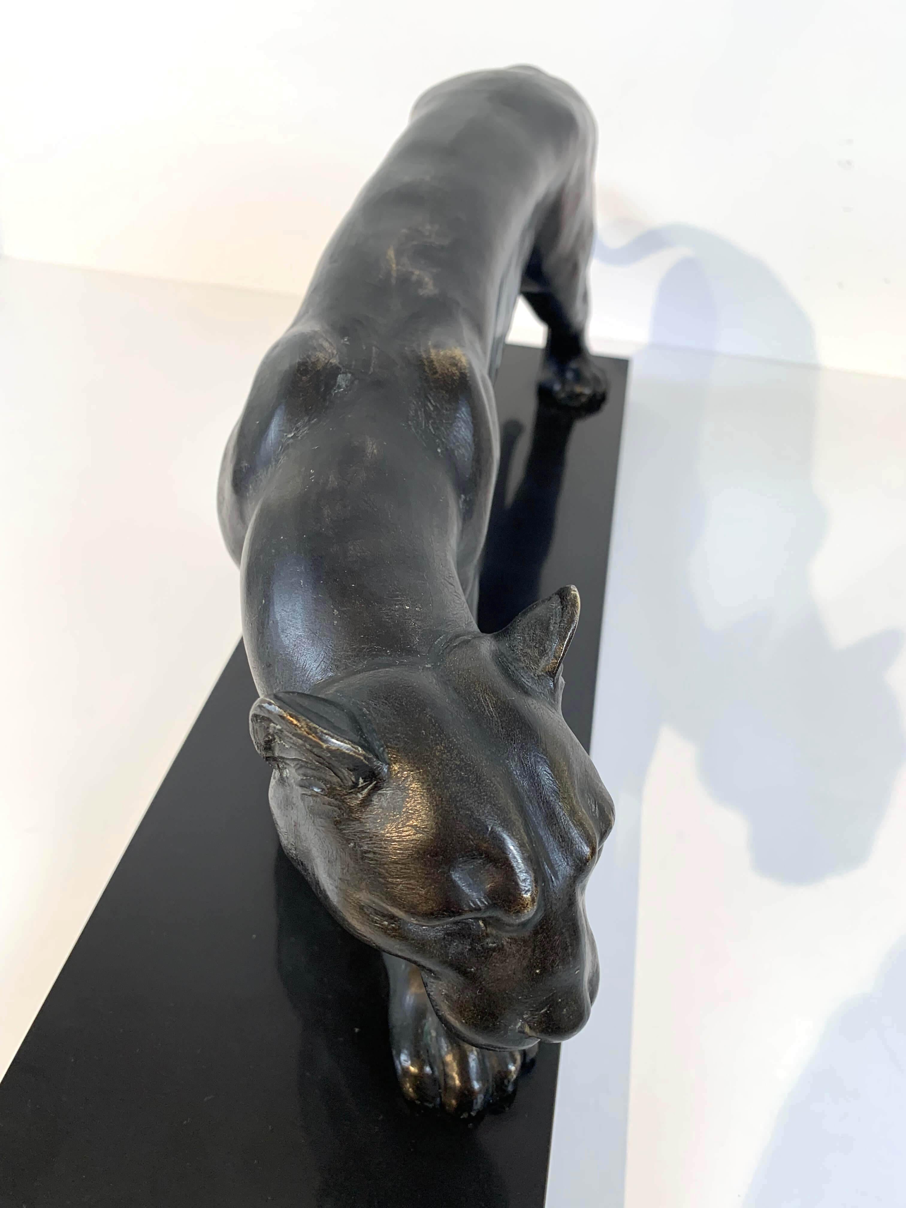 Milieu du XXe siècle Sculpture de panthère Art déco, signée Jean Martel, bronze, marbre, France ca. 1930
