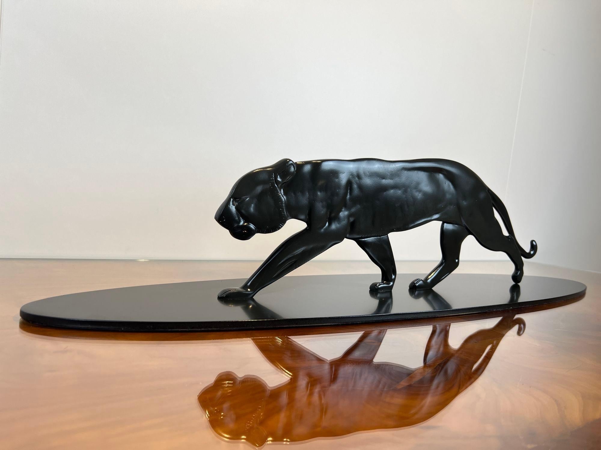 Bellissima scultura in bronzo Art Deco di una pantera, proveniente dalla Francia intorno al 1930.

Bronzo, patina grigio scuro-nera. In piedi su un basamento ovale in bronzo.

Scultura piatta di pantera (profonda solo 1 cm).

Dimensioni con base