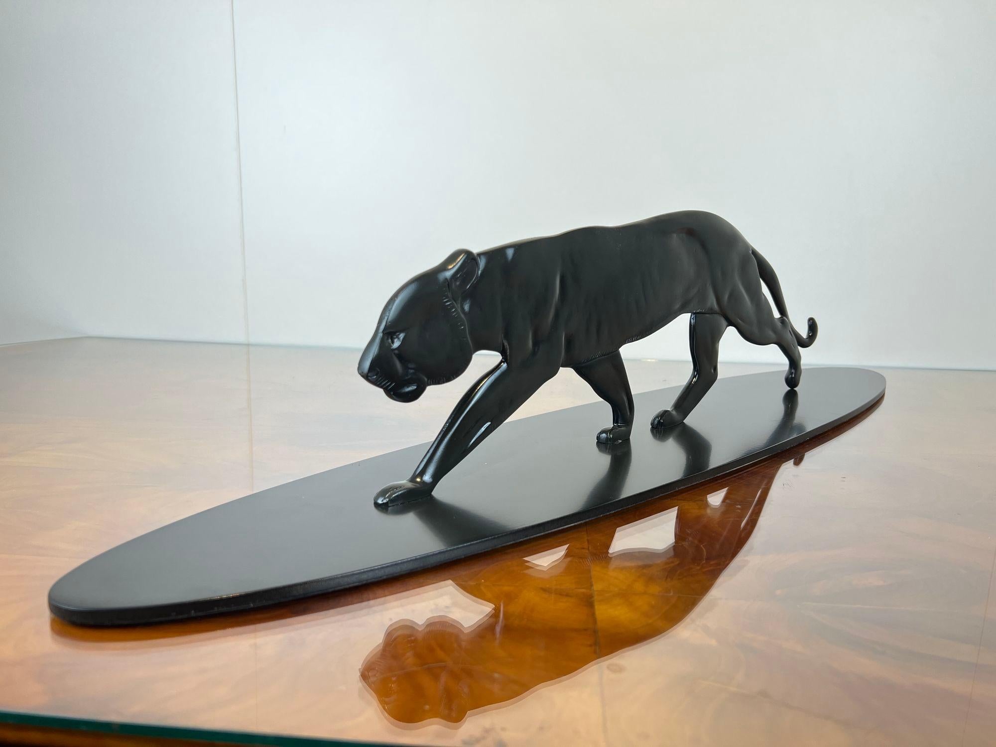 Metà XX secolo Scultura di pantera Art Déco, bronzo massiccio, Francia, 1930 circa in vendita