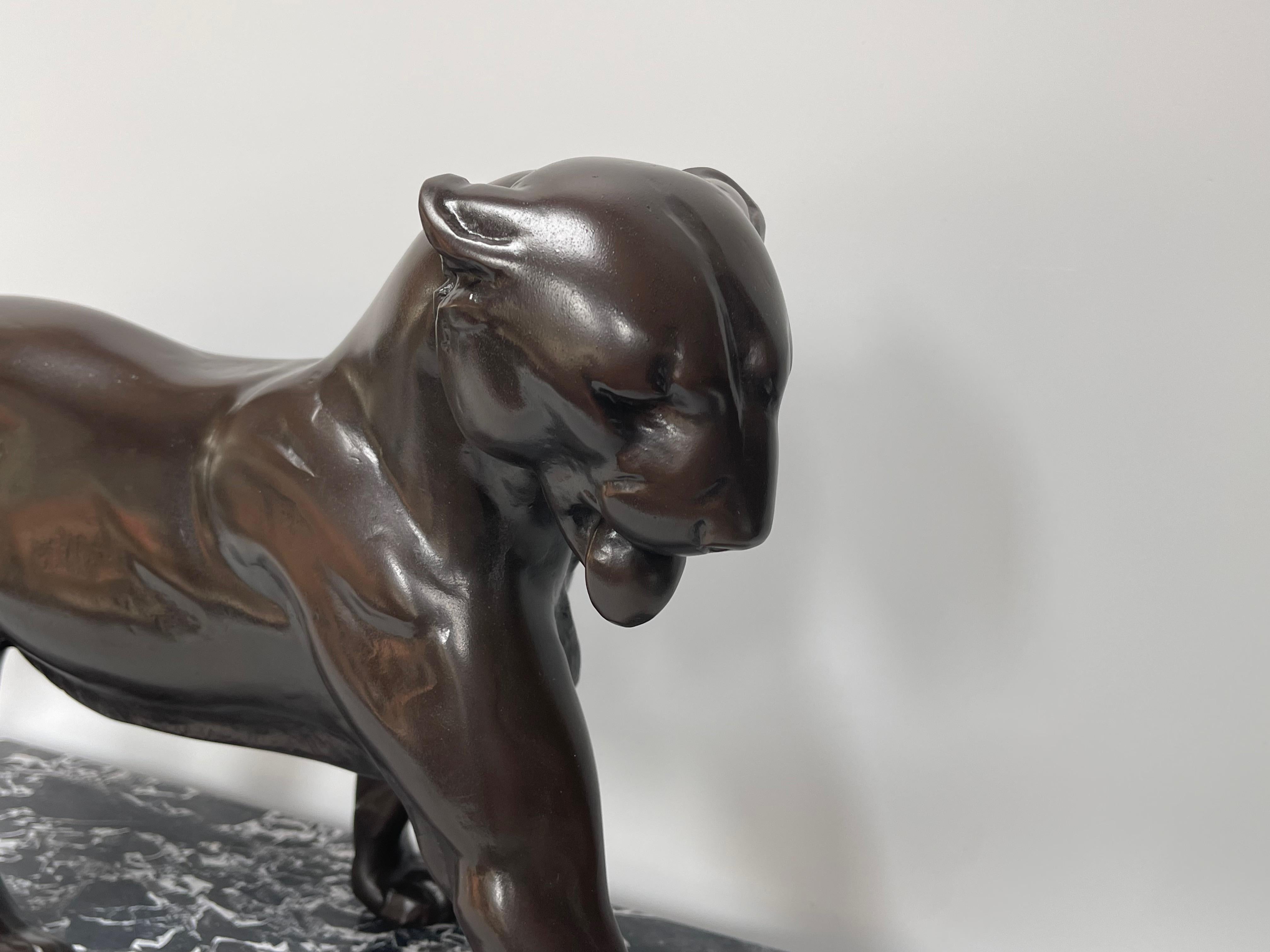 Art Deco panther circa 1930 in chocolate patina spelter on a marble base signed on the Plagnet terrace
Measures: Length: 60cm
Width: 18cm
Height: 30cm
Weight:15 Kg

Plagnet, French animal sculptor active in 1930/40. We know very little about