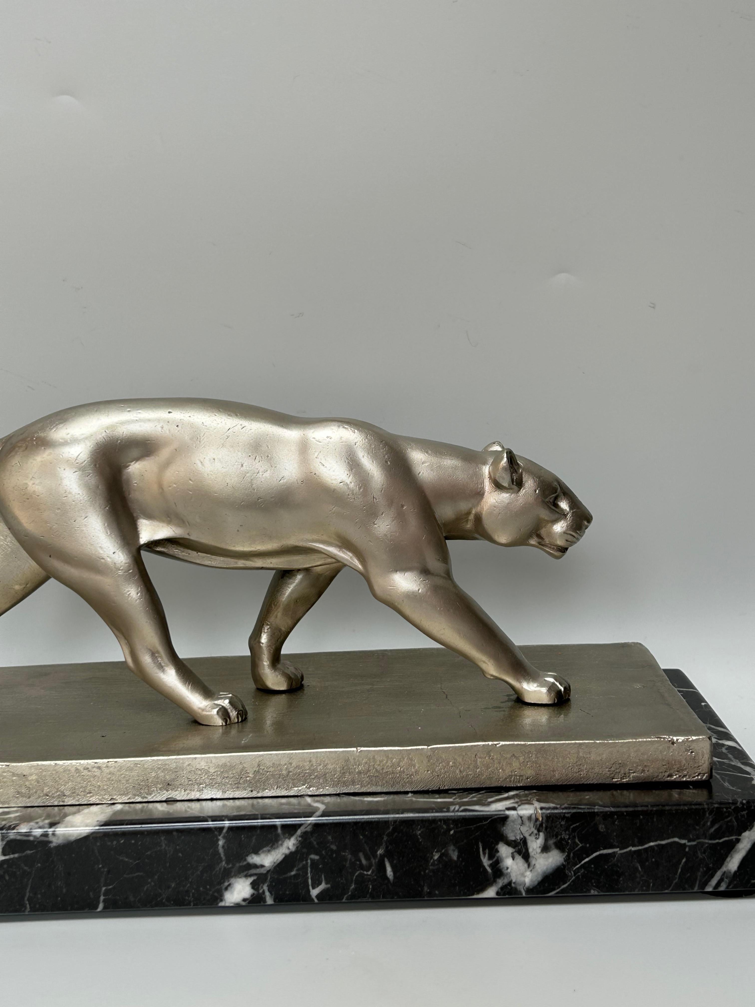 Panthère Art Déco circa 1930.
Sujet en bronze argenté sur un socle en marbre noir et blanc.
Signé sur le marbre V. Demanet.
En parfait état.

Hauteur totale : 17 cm
Longueur : 40 cm
Largeur : 16 cm
Poids : 11 Kg

Victor Demanet est un sculpteur et