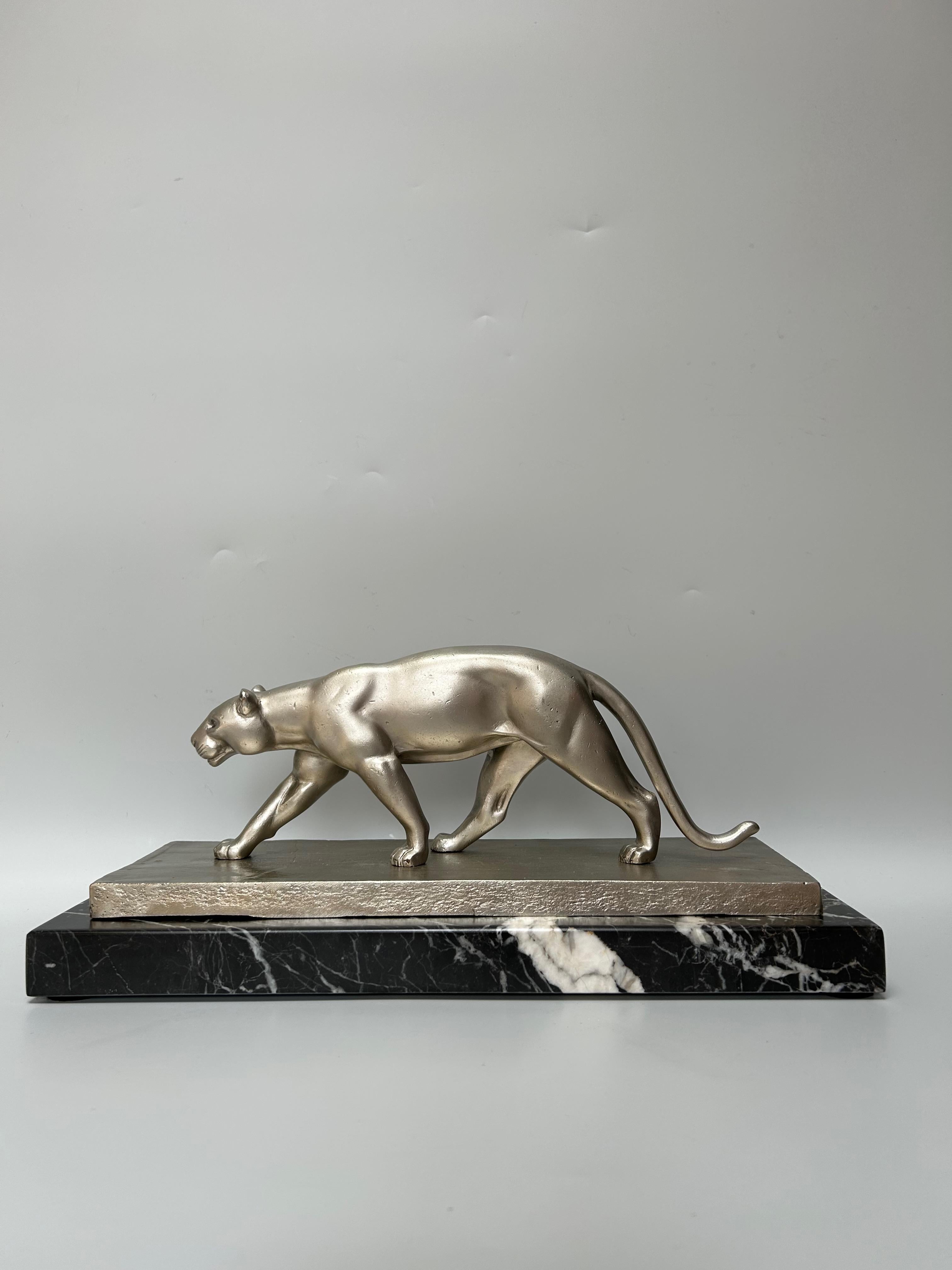 Milieu du XXe siècle Panthère Art Déco signée V. Demanet en vente