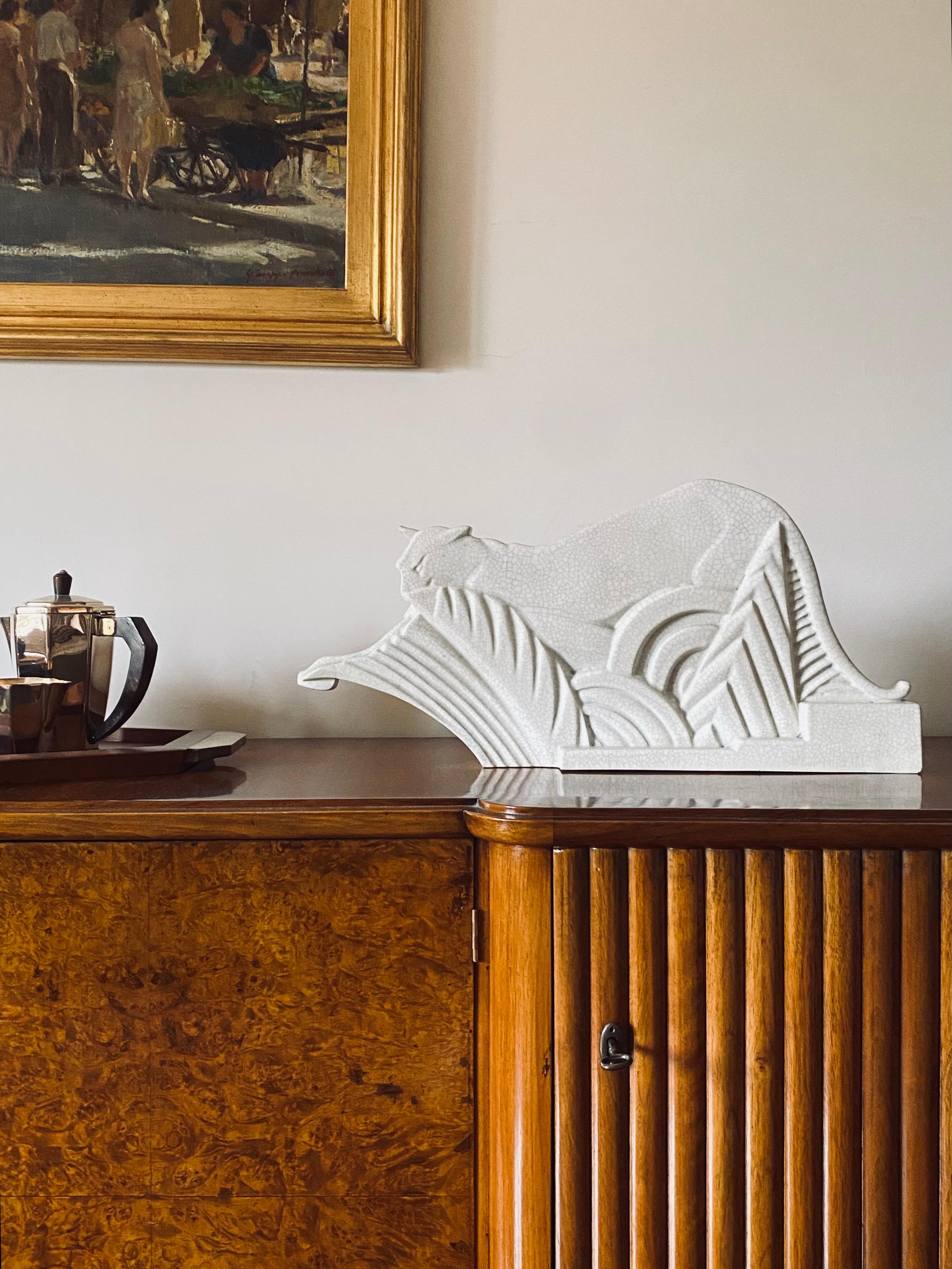 Art Deco Panthère sculpture creme craquelé

Spring Paris, France ca. 1930

Numbered 8871 on the base

Spring Paris, France ca. 1930

H 27 cm x 57 cm x 8.5 cm

Conditions: very good consistent with age and use. Small barely visible abrasion on the