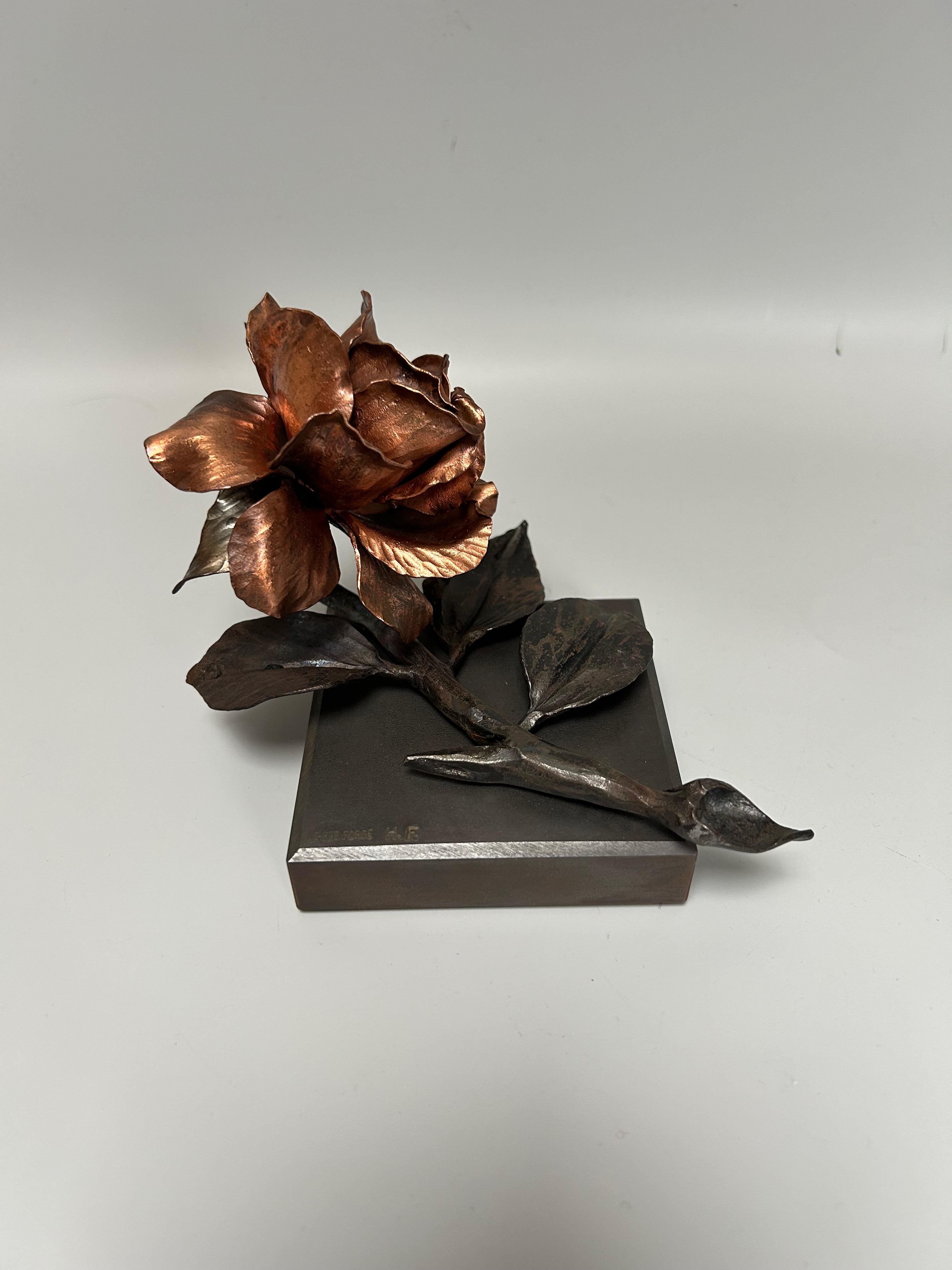 Fermacarte Art Decor, 1925 circa, in ferro battuto e rame rosso, decorato con una rosa.

Timbro 