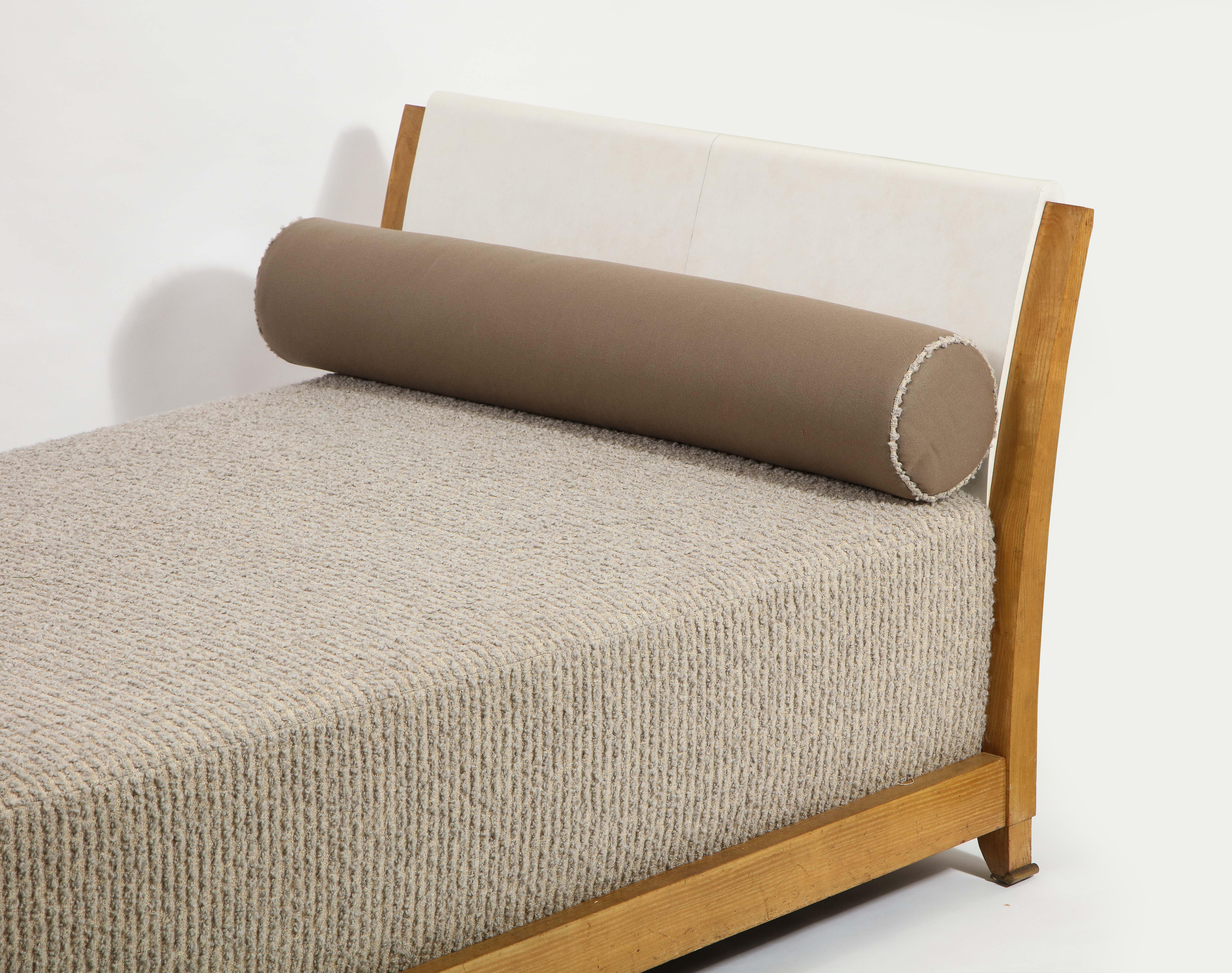 Art Deco Parchment and Oak Daybed in the Style of Leleu & Arbus, France, 1930s In Good Condition In New York, NY